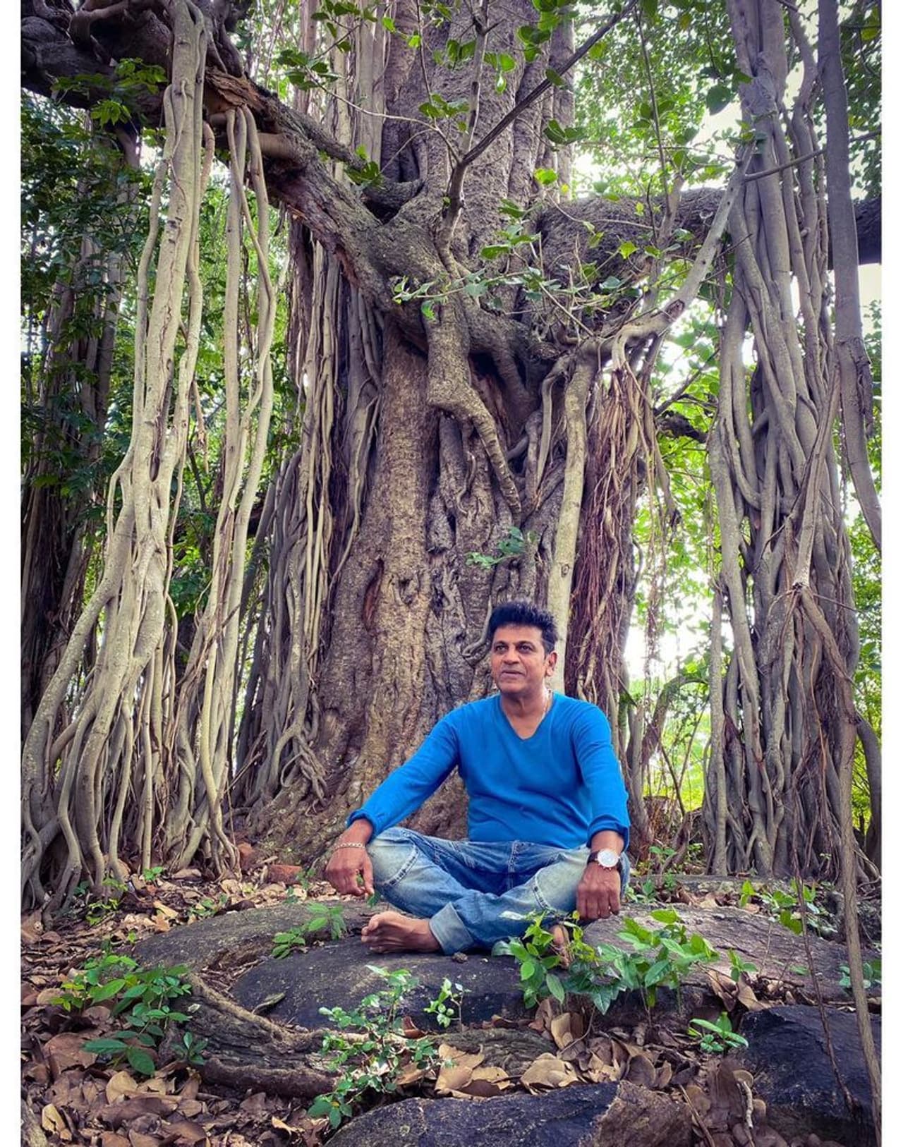 <p>ತಂದೆಯ ಹುಟ್ಟೂರು ಗಾಜನೂರಿನಲ್ಲಿ ಸ್ಟಾರ್ ನಟರ ಫೋಟೋ ವೈರಲ್.</p>