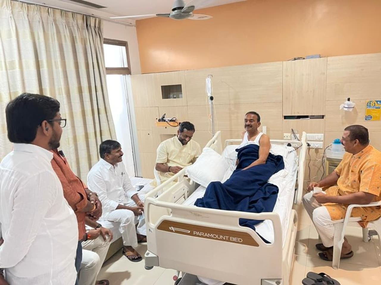 హైదరాబాద్: హుజురాబాద్ నియోజకవర్గ పరిధిలో ప్రజా దీవెన యాత్ర పేరిట పాదయాత్ర చేపట్టిన మాజీ మంత్రి, బిజెపి నాయకులు ఈటల రాజేందర్ తీవ్ర అస్వస్థతకు గురయ్యారు. దీంతో పాదయాత్రకు బ్రేక్ ఇచ్చి వైద్యం నిమిత్తం ఆయన హైదరాబాద్ జూబ్లీహిల్స్ లోని అపోలో హాస్పిటల్ లో చేరారు. చికిత్స పొందుతున్న ఆయనను ఇవాళ(ఆదివారం) దుబ్బాక ఎమ్మెల్యే మాధవనేని రఘునందన్ రావు, గోషామహల్ ఎమ్మెల్యే రాజాసింగ్ పరామర్శించారు. హైదరాబాద్: హుజురాబాద్ నియోజకవర్గ పరిధిలో ప్రజా దీవెన యాత్ర పేరిట పాదయాత్ర చేపట్టిన మాజీ మంత్రి, బిజెపి నాయకులు ఈటల రాజేందర్ తీవ్ర అస్వస్థతకు గురయ్యారు. దీంతో పాదయాత్రకు బ్రేక్ ఇచ్చి వైద్యం నిమిత్తం ఆయన హైదరాబాద్ జూబ్లీహిల్స్ లోని అపోలో హాస్పిటల్ లో చేరారు. చికిత్స పొందుతున్న ఆయనను ఇవాళ(ఆదివారం) దుబ్బాక ఎమ్మెల్యే మాధవనేని రఘునందన్ రావు, గోషామహల్ ఎమ్మెల్యే రాజాసింగ్ పరామర్శించారు.