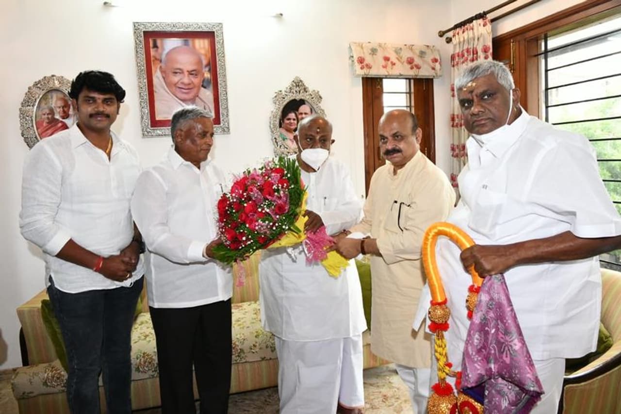 Basavaraj Bommai Meets Devegowda Basavaraj Bommai Meets Devegowda