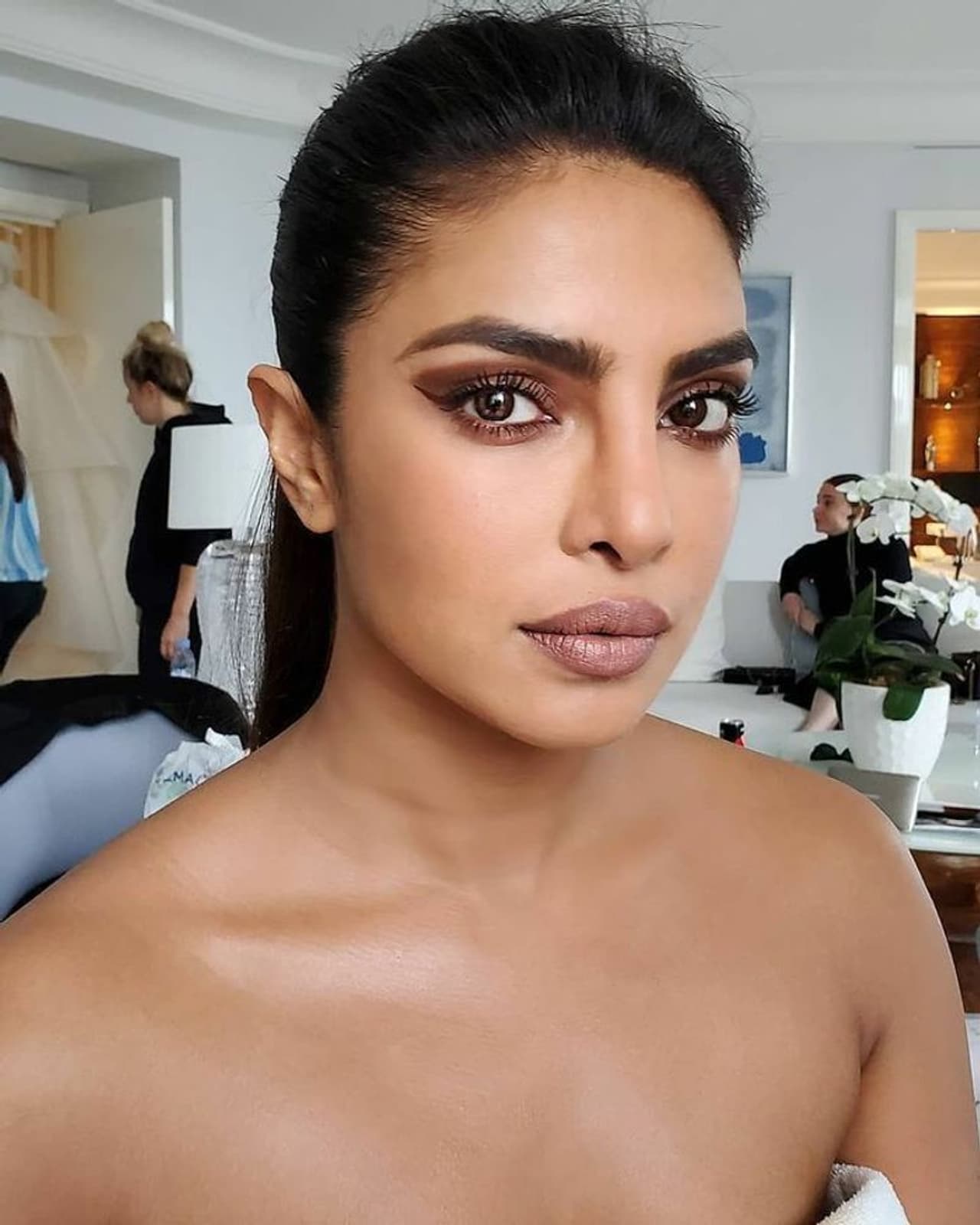 ప్రియాంక చోప్రా టాప్ అందాలను క్లోజ్గా చూపిస్తూ పంచుకున్న లేటెస్ట్ గ్లామర్ ఫోటోలు ఇంటర్నెట్లో వైరల్గా మారాయి. నెటిజన్లు ఆమె అందాలకు మంత్రముగ్దులవుతూనే ఆమెకి అభినందనలు తెలియజేస్తున్నారు. ప్రియాంక చోప్రా టాప్ అందాలను క్లోజ్గా చూపిస్తూ పంచుకున్న లేటెస్ట్ గ్లామర్ ఫోటోలు ఇంటర్నెట్లో వైరల్గా మారాయి. నెటిజన్లు ఆమె అందాలకు మంత్రముగ్దులవుతూనే ఆమెకి అభినందనలు తెలియజేస్తున్నారు.