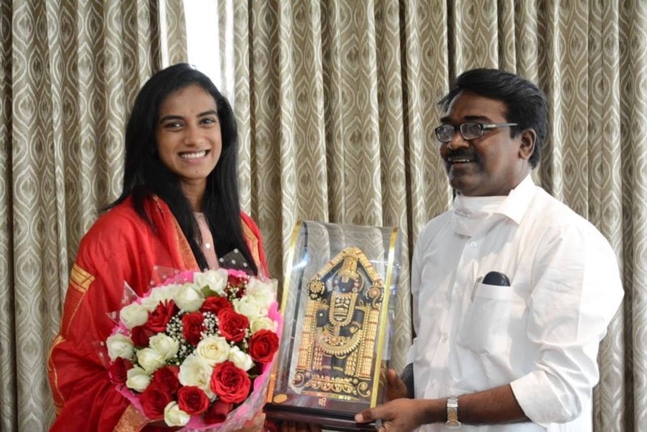 టోక్యో ఒలింపిక్స్ లో కాంస్య పతకాన్ని సాధించిన తెలుగు క్రీడాకారిణి పివి సింధును అభినందిస్తున్న తెలంగాణ రవాణ శాఖ మంత్రి పువ్వాడ అజయ్ కుమార్ టోక్యో ఒలింపిక్స్ లో కాంస్య పతకాన్ని సాధించిన తెలుగు క్రీడాకారిణి పివి సింధును అభినందిస్తున్న తెలంగాణ రవాణ శాఖ మంత్రి పువ్వాడ అజయ్ కుమార్