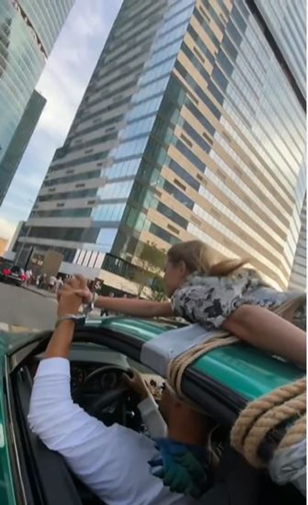 రష్యాలో ఓ వీడియో సోషల్ మీడియాను షేక్ చేస్తుంది. ఈ వీడియో చూసిన వారు ఆశ్చర్యం, భయం, ఆందోళనలాంటి భావాలకు ఒక్కసారిగా లోనై కనుబొమ్మలు పెద్దవి చేసి మరీ చూస్తున్నారు. ఈ వీడియో ఓ ఇన్ స్టాగ్రామ్ అకౌంట్లో పోస్ట్ చేయగా.. ఇప్పుడది సోషల్ మీడియాలో వైరల్గా మారింది. రష్యాలో ఓ వీడియో సోషల్ మీడియాను షేక్ చేస్తుంది. ఈ వీడియో చూసిన వారు ఆశ్చర్యం, భయం, ఆందోళనలాంటి భావాలకు ఒక్కసారిగా లోనై కనుబొమ్మలు పెద్దవి చేసి మరీ చూస్తున్నారు. ఈ వీడియో ఓ ఇన్ స్టాగ్రామ్ అకౌంట్లో పోస్ట్ చేయగా.. ఇప్పుడది సోషల్ మీడియాలో వైరల్గా మారింది.