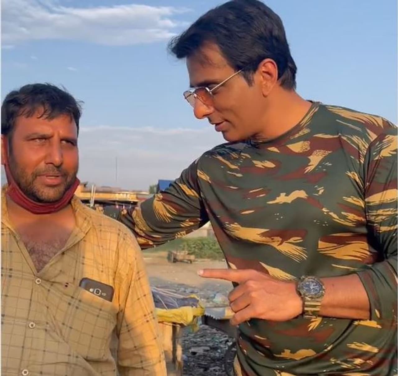 ఇప్పుడు దేశవ్యాప్తంగా సోనూసూద్ పేరు తెలియని వారు ఉండరంటే అతిశయోక్తి కాదు. చిన్నపిల్లల నుంచి పండు ముసలి వాళ్ల వరకు ఈ సినీ విలన్.. రియల్ హీరోగా తెలుసు. కరోనా సమయంలో అతని దాతృత్వం జాతి, కుల, మత, చిన్నా,పెద్దా తేడాలు లేకుండా అందరి హృదయాల్నీ దోచుకుంది. రియల్ హీరో సోనూ సూద్ సోషల్ మీడియాలో ఎంత యాక్టివ్ గా ఉంటాడో అందరికీ తెలిసిన విషయమే. ఇప్పుడు దేశవ్యాప్తంగా సోనూసూద్ పేరు తెలియని వారు ఉండరంటే అతిశయోక్తి కాదు. చిన్నపిల్లల నుంచి పండు ముసలి వాళ్ల వరకు ఈ సినీ విలన్.. రియల్ హీరోగా తెలుసు. కరోనా సమయంలో అతని దాతృత్వం జాతి, కుల, మత, చిన్నా,పెద్దా తేడాలు లేకుండా అందరి హృదయాల్నీ దోచుకుంది. రియల్ హీరో సోనూ సూద్ సోషల్ మీడియాలో ఎంత యాక్టివ్ గా ఉంటాడో అందరికీ తెలిసిన విషయమే.