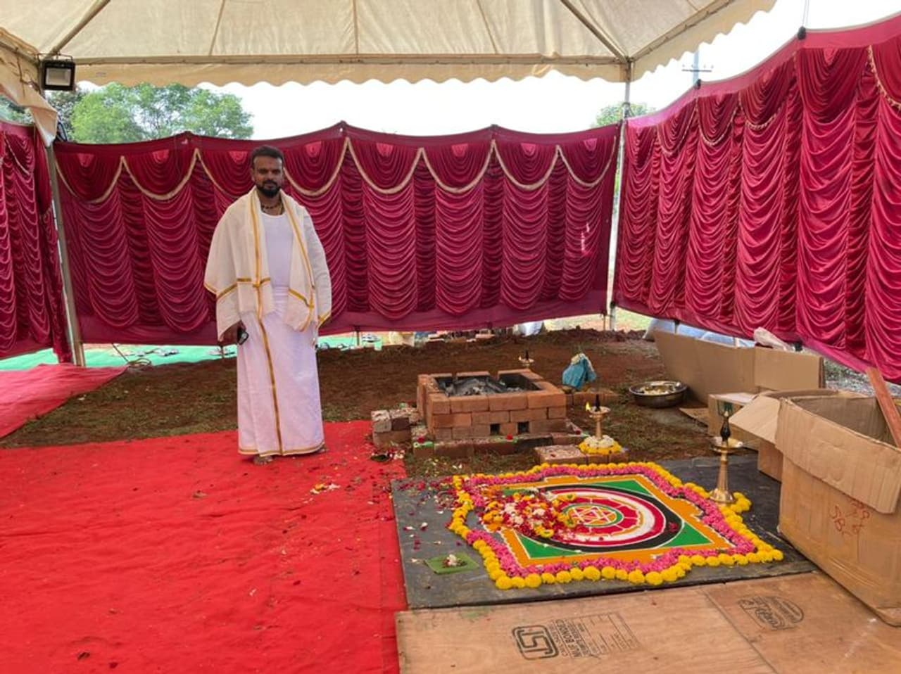 ಬಹು ಕೋಟಿ ವೆಚ್ಚದ ಚಿತ್ರನಗರಿ ನಿರ್ಮಾಣಕ್ಕೆ ನಿರ್ಮಾಪಕ ಉಮಾಪತಿ ಶ್ರೀನಿವಾಸ್ ಗೌಡ ಚಾಲನೆ ನೀಡಿದ್ದಾರೆ. ಬಹು ಕೋಟಿ ವೆಚ್ಚದ ಚಿತ್ರನಗರಿ ನಿರ್ಮಾಣಕ್ಕೆ ನಿರ್ಮಾಪಕ ಉಮಾಪತಿ ಶ್ರೀನಿವಾಸ್ ಗೌಡ ಚಾಲನೆ ನೀಡಿದ್ದಾರೆ.