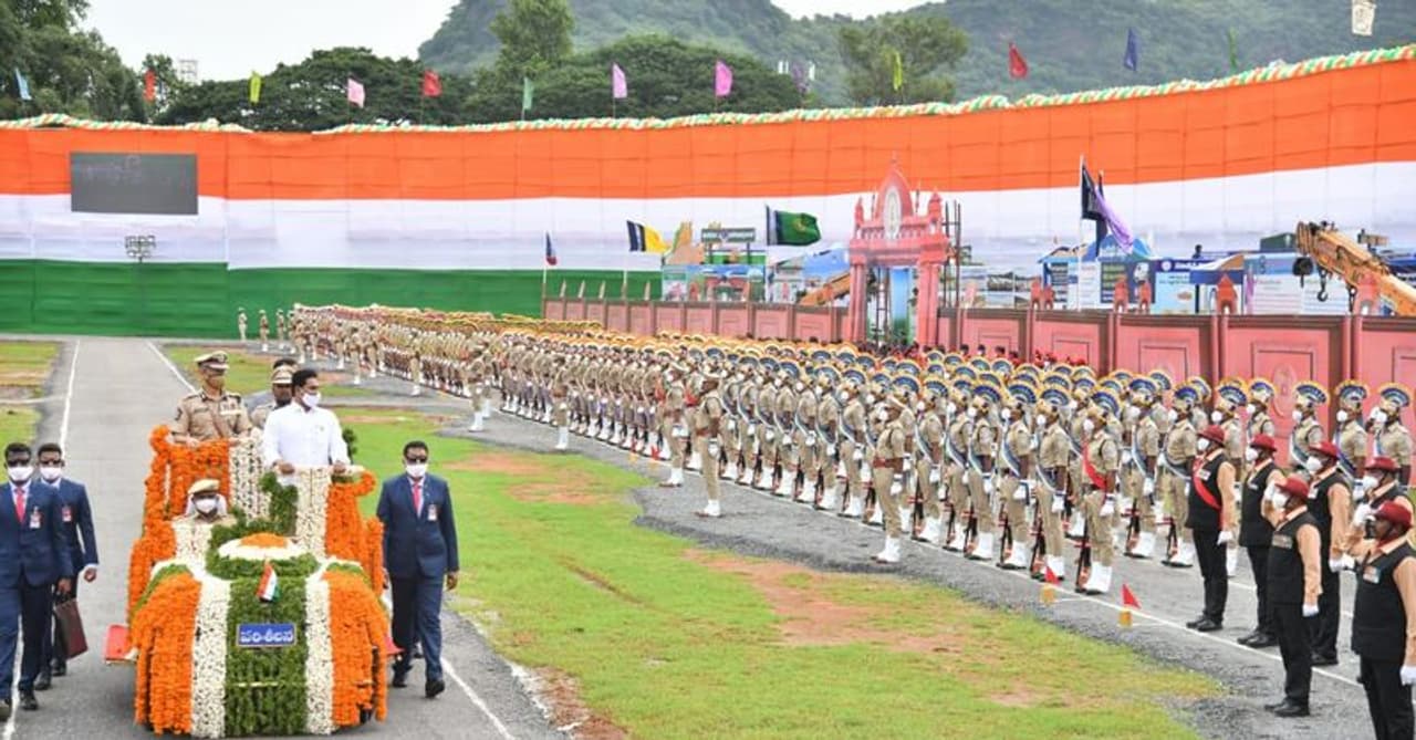 ఏపీలో ఘనంగా 75వ స్వాతంత్య్ర దినోత్సవ వేడుకలు... ఏపీలో ఘనంగా 75వ స్వాతంత్య్ర దినోత్సవ వేడుకలు...