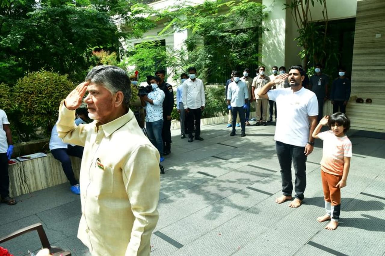 75వ స్వాతంత్య్ర దినోత్సవ వేడుకల్లో కొడుకు లోకేష్, మనవడు దేవాన్ష్ తో కలిసి పాల్గొన్న చంద్రబాబు నాయుడు 75వ స్వాతంత్య్ర దినోత్సవ వేడుకల్లో కొడుకు లోకేష్, మనవడు దేవాన్ష్ తో కలిసి పాల్గొన్న చంద్రబాబు నాయుడు