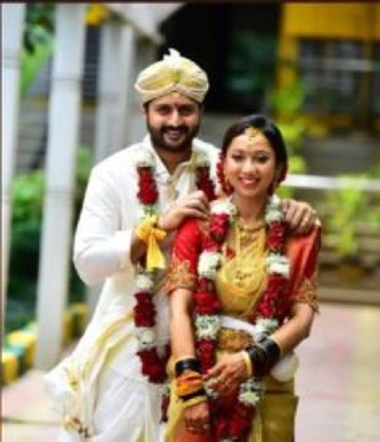 ಬೆಂಗಳೂರಿನ ದೇಗುಲದಲ್ಲಿ ಸರಳವಾಗಿ ವೈವಾಹಿಕ ಜೀವನಕ್ಕೆ ಕಾಲಿಟ್ಟ ಸ್ಯಾಂಡಲ್ವುಡ್ ನಟ ಯಶಸ್. ಬೆಂಗಳೂರಿನ ದೇಗುಲದಲ್ಲಿ ಸರಳವಾಗಿ ವೈವಾಹಿಕ ಜೀವನಕ್ಕೆ ಕಾಲಿಟ್ಟ ಸ್ಯಾಂಡಲ್ವುಡ್ ನಟ ಯಶಸ್.