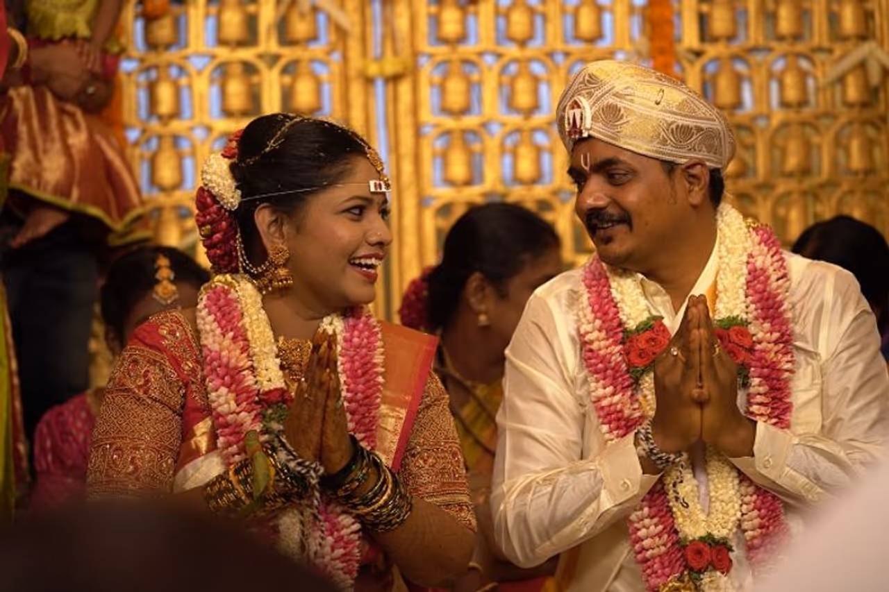 ಹರಿವು, ನಾತಿಚರಾಮಿ ಮತ್ತು ಆಕ್ಟ್ 1978 ಚಿತ್ರಗಳ ನಿರ್ದೇಶಕ, ರಾಷ್ಟ್ರ ಪ್ರಶಸ್ತಿ ಪುರಸ್ಕೃತ ಮಂಸೋರೆ ವೈವಾಹಿಕ ಜೀವನಕ್ಕೆ ಕಾಲಿಟ್ಟಿದ್ದಾರೆ. ಹರಿವು, ನಾತಿಚರಾಮಿ ಮತ್ತು ಆಕ್ಟ್ 1978 ಚಿತ್ರಗಳ ನಿರ್ದೇಶಕ, ರಾಷ್ಟ್ರ ಪ್ರಶಸ್ತಿ ಪುರಸ್ಕೃತ ಮಂಸೋರೆ ವೈವಾಹಿಕ ಜೀವನಕ್ಕೆ ಕಾಲಿಟ್ಟಿದ್ದಾರೆ.