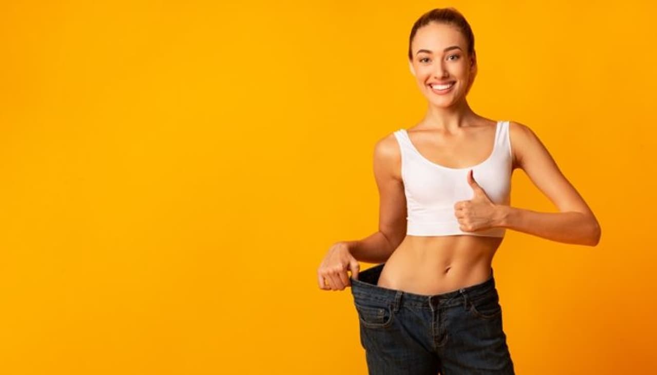 బరువు తగ్గేందుకు చాలా మంది చాలా ప్రయత్నాలు చేస్తుంటారు. కానీ కొందరిలో మాత్రం ఎన్నిమార్పులు చేసినా.. పెద్దగా ప్రయోజనం ఉండదు. అయితే.. బరువు తగ్గించాలనే ప్రయత్నంలో.. తిండి తినడం మానేస్తున్నారు. కానీ.. మంచినీరు తాగడం మాత్రం మర్చిపోతున్నారని నిపుణులు సూచిస్తున్నారు బరువు తగ్గేందుకు చాలా మంది చాలా ప్రయత్నాలు చేస్తుంటారు. కానీ కొందరిలో మాత్రం ఎన్నిమార్పులు చేసినా.. పెద్దగా ప్రయోజనం ఉండదు. అయితే.. బరువు తగ్గించాలనే ప్రయత్నంలో.. తిండి తినడం మానేస్తున్నారు. కానీ.. మంచినీరు తాగడం మాత్రం మర్చిపోతున్నారని నిపుణులు సూచిస్తున్నారు