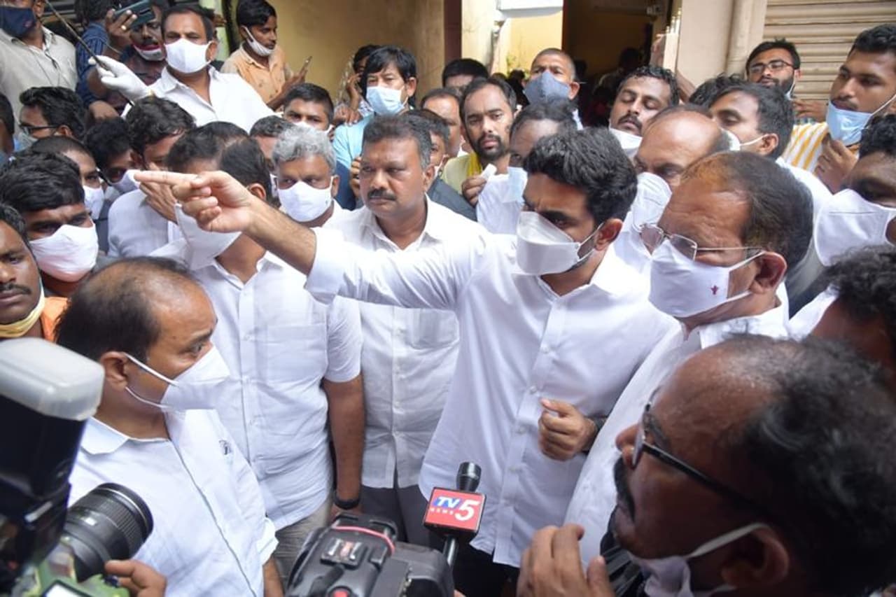 ప్రేమోన్మాది చేతిలో దారుణ హత్యకు గురయిన దళిత యువతి రమ్య కుటుంబాన్ని పరామర్శించడానికి వెళ్లిన టిడిపి జాతీయ ప్రధాన కార్యదర్శి నారా లోకేష్, మాజీ మంత్రులు పత్తిపాటి పుల్లారావు, నక్కా ఆనంద్ బాబు సహా టిడిపి నాయకులు, కార్యకర్తలు అరెస్ట్ ప్రేమోన్మాది చేతిలో దారుణ హత్యకు గురయిన దళిత యువతి రమ్య కుటుంబాన్ని పరామర్శించడానికి వెళ్లిన టిడిపి జాతీయ ప్రధాన కార్యదర్శి నారా లోకేష్, మాజీ మంత్రులు పత్తిపాటి పుల్లారావు, నక్కా ఆనంద్ బాబు సహా టిడిపి నాయకులు, కార్యకర్తలు అరెస్ట్