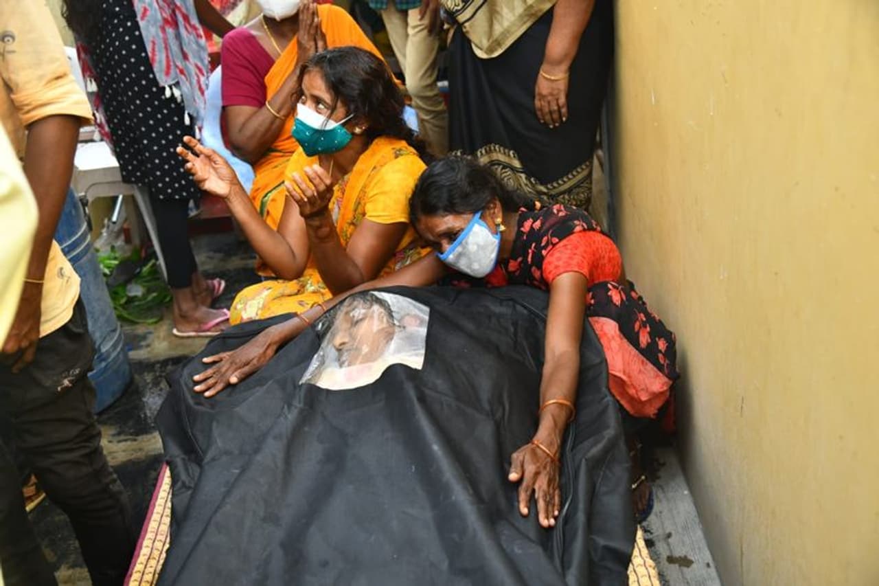 ప్రేమోన్మాది చేతిలో హత్యకు గురయిన రమ్య కుటుంబాన్ని పరామర్శిస్తున్న నారా లోకేష్