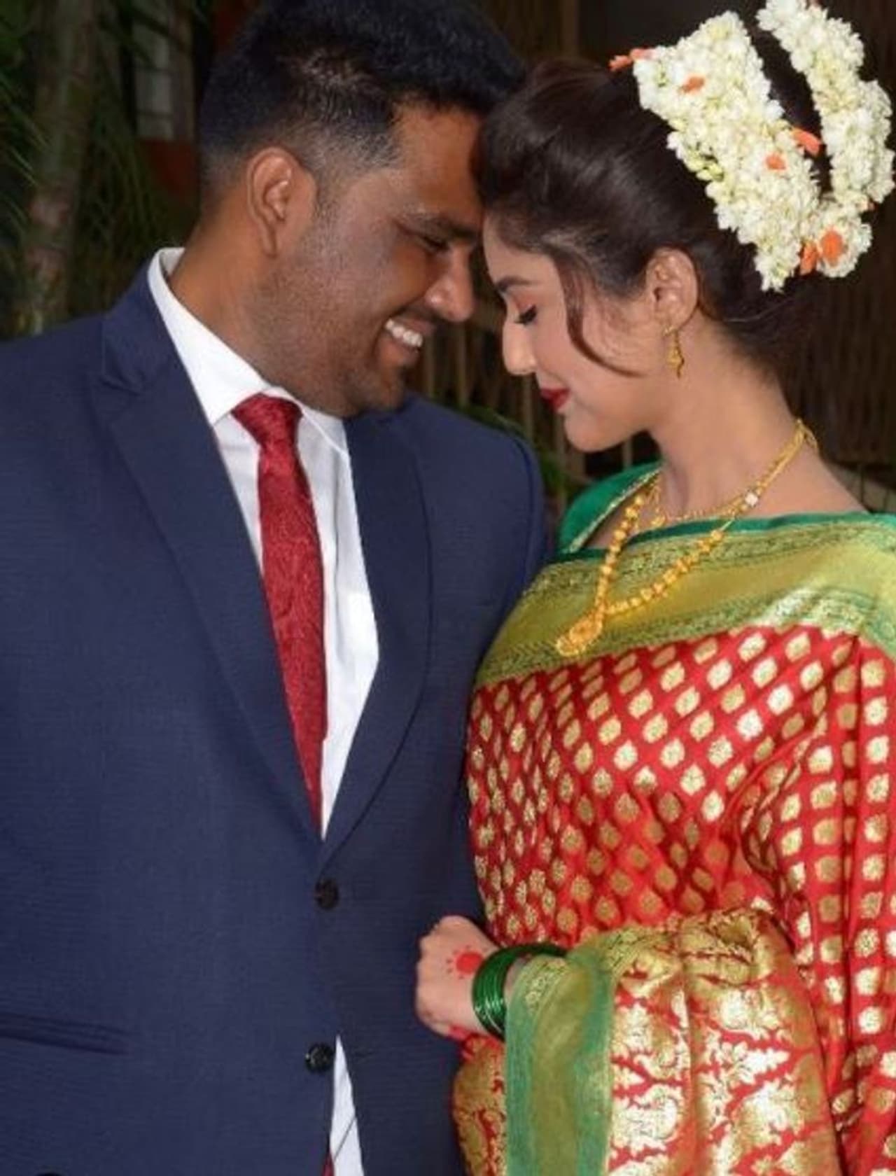 ಕನ್ನಡ ಕಿರುತೆರೆ ವಾಹಿನಿಯ ಜನಪ್ರಿಯಾ ನಟಿ ಪ್ರಿಯಾಂಕಾ ಚಿಂಚೋಳಿ ಡಿಸೆಂಬರ್ನಲ್ಲಿ ವೈವಾಹಿಕ ಜೀವನಕ್ಕೆ ಕಾಲಿಡುವುದಾಗಿ ಹೇಳಿ, ಈಗಲೇ ಸರಳವಾಗಿ ಅದೂ ರಿಜಿಸ್ಟರ್ ಮ್ಯಾರೇಜ್ ಆಗಿರುವುದನ್ನು ಕಂಡು ನೆಟ್ಟಿಗರು ಶಾಕ್ ಆಗಿದ್ದಾರೆ. ಈ ವಿಚಾರದ ಬಗ್ಗೆ ಸ್ವತಃ ಪ್ರಿಯಾಂಕಾ ವಿಷಯ ಹಂಚಿಕೊಂಡಿದ್ದಾರೆ. ಕನ್ನಡ ಕಿರುತೆರೆ ವಾಹಿನಿಯ ಜನಪ್ರಿಯಾ ನಟಿ ಪ್ರಿಯಾಂಕಾ ಚಿಂಚೋಳಿ ಡಿಸೆಂಬರ್ನಲ್ಲಿ ವೈವಾಹಿಕ ಜೀವನಕ್ಕೆ ಕಾಲಿಡುವುದಾಗಿ ಹೇಳಿ, ಈಗಲೇ ಸರಳವಾಗಿ ಅದೂ ರಿಜಿಸ್ಟರ್ ಮ್ಯಾರೇಜ್ ಆಗಿರುವುದನ್ನು ಕಂಡು ನೆಟ್ಟಿಗರು ಶಾಕ್ ಆಗಿದ್ದಾರೆ. ಈ ವಿಚಾರದ ಬಗ್ಗೆ ಸ್ವತಃ ಪ್ರಿಯಾಂಕಾ ವಿಷಯ ಹಂಚಿಕೊಂಡಿದ್ದಾರೆ.