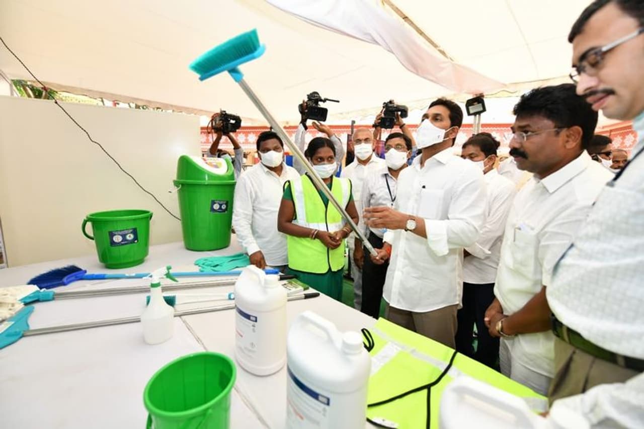 తూర్పు గోదావరి జిల్లా పి.గన్నవరం జెడ్పీ హైస్కూల్ వేదికగా మనబడి నాడు నేడు ప్రారంభోత్సవం... సకల సౌకర్యాలతో అధునీకరించిన స్కూల్ ను పరిశీలించిన సీఎం జగన్... విద్యార్థులతో మమేకం తూర్పు గోదావరి జిల్లా పి.గన్నవరం జెడ్పీ హైస్కూల్ వేదికగా మనబడి నాడు నేడు ప్రారంభోత్సవం... సకల సౌకర్యాలతో అధునీకరించిన స్కూల్ ను పరిశీలించిన సీఎం జగన్... విద్యార్థులతో మమేకం