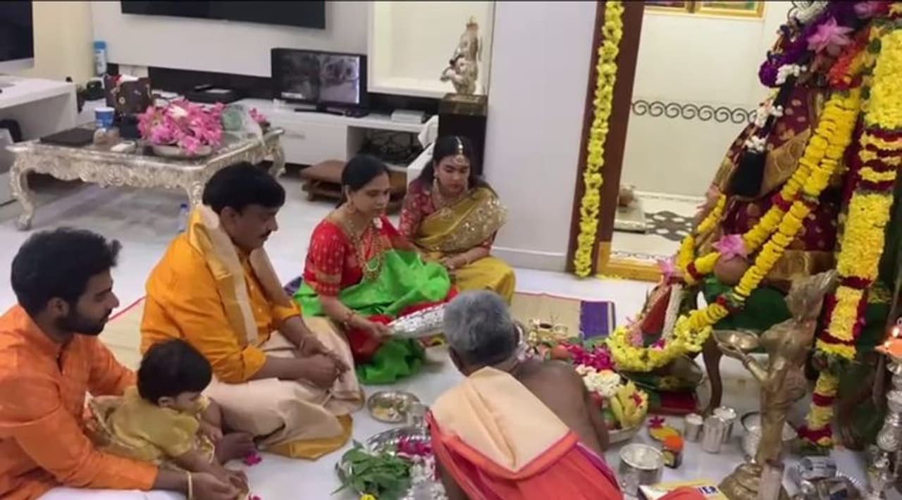 ತವರಿಗೆ ಹೋಗಲು ಸುಪ್ರೀಂಕೋರ್ಟ್ ಅನುಮತಿ ನೀಡಿದ ಬೆನ್ನಲ್ಲೇ ಮಾಜಿ ಸಚಿವ ಜಿ. ಜನಾರ್ದನ ರೆಡ್ಡಿ ಶುಕ್ರವಾರ ಬೆಳಗ್ಗೆಯೇ ಬಳ್ಳಾರಿಗೆ ಬಂದಿದ್ದಾರೆ. 8 ವಾರ ಕಾಲ ಬಳ್ಳಾರಿಯಲ್ಲಿ ತಂಗಬಹುದು ಎಂದು ಸರ್ವೋಚ್ಛ ನ್ಯಾಯಾಲಯ ಅನುಮತಿ ನೀಡಿದ್ದು 3 ವರ್ಷಗಳ ಬಳಿಕ ಬಳ್ಳಾರಿಗೆ ಆಗಮಿಸಿದ್ದಾರೆ. ಇನ್ನು ವಿಶೇಷ ಅಂದ್ರೆ ಹತ್ತು ವರ್ಷಗಳ ನಂತರ ಹುಟ್ಟೂರು ಬಳ್ಳಾರಿಯ ನಿವಾಸದಲ್ಲಿ ತಮ್ಮ ಕುಟುಂಬ ಸದಸ್ಯರ ಜೊತೆ ವರಮಹಾಲಕ್ಷ್ಮಿ ಹಬ್ಬವನ್ನು ಆಚರಿಸಿದರು. ಮಗಳು, ಮೊಮ್ಮಗಳು ಹಾಗೂ ಪತ್ನಿ ಜೊತೆ ಭಕ್ತಿ ಭಾವದಿಂದ ಲಕ್ಷ್ಮಿಗೆ ಪೂಜೆ ಸಲ್ಲಿಸಿದ ಚಿತ್ರಗಳು ಏಷ್ಯಾನೆಟ್ ಸುವರ್ಣ ನ್ಯೂಸ್ಗೆ ಲಭ್ಯವಾಗಿವೆ. ತವರಿಗೆ ಹೋಗಲು ಸುಪ್ರೀಂಕೋರ್ಟ್ ಅನುಮತಿ ನೀಡಿದ ಬೆನ್ನಲ್ಲೇ ಮಾಜಿ ಸಚಿವ ಜಿ. ಜನಾರ್ದನ ರೆಡ್ಡಿ ಶುಕ್ರವಾರ ಬೆಳಗ್ಗೆಯೇ ಬಳ್ಳಾರಿಗೆ ಬಂದಿದ್ದಾರೆ. 8 ವಾರ ಕಾಲ ಬಳ್ಳಾರಿಯಲ್ಲಿ ತಂಗಬಹುದು ಎಂದು ಸರ್ವೋಚ್ಛ ನ್ಯಾಯಾಲಯ ಅನುಮತಿ ನೀಡಿದ್ದು 3 ವರ್ಷಗಳ ಬಳಿಕ ಬಳ್ಳಾರಿಗೆ ಆಗಮಿಸಿದ್ದಾರೆ. ಇನ್ನು ವಿಶೇಷ ಅಂದ್ರೆ ಹತ್ತು ವರ್ಷಗಳ ನಂತರ ಹುಟ್ಟೂರು ಬಳ್ಳಾರಿಯ ನಿವಾಸದಲ್ಲಿ ತಮ್ಮ ಕುಟುಂಬ ಸದಸ್ಯರ ಜೊತೆ ವರಮಹಾಲಕ್ಷ್ಮಿ ಹಬ್ಬವನ್ನು ಆಚರಿಸಿದರು. ಮಗಳು, ಮೊಮ್ಮಗಳು ಹಾಗೂ ಪತ್ನಿ ಜೊತೆ ಭಕ್ತಿ ಭಾವದಿಂದ ಲಕ್ಷ್ಮಿಗೆ ಪೂಜೆ ಸಲ್ಲಿಸಿದ ಚಿತ್ರಗಳು ಏಷ್ಯಾನೆಟ್ ಸುವರ್ಣ ನ್ಯೂಸ್ಗೆ ಲಭ್ಯವಾಗಿವೆ.