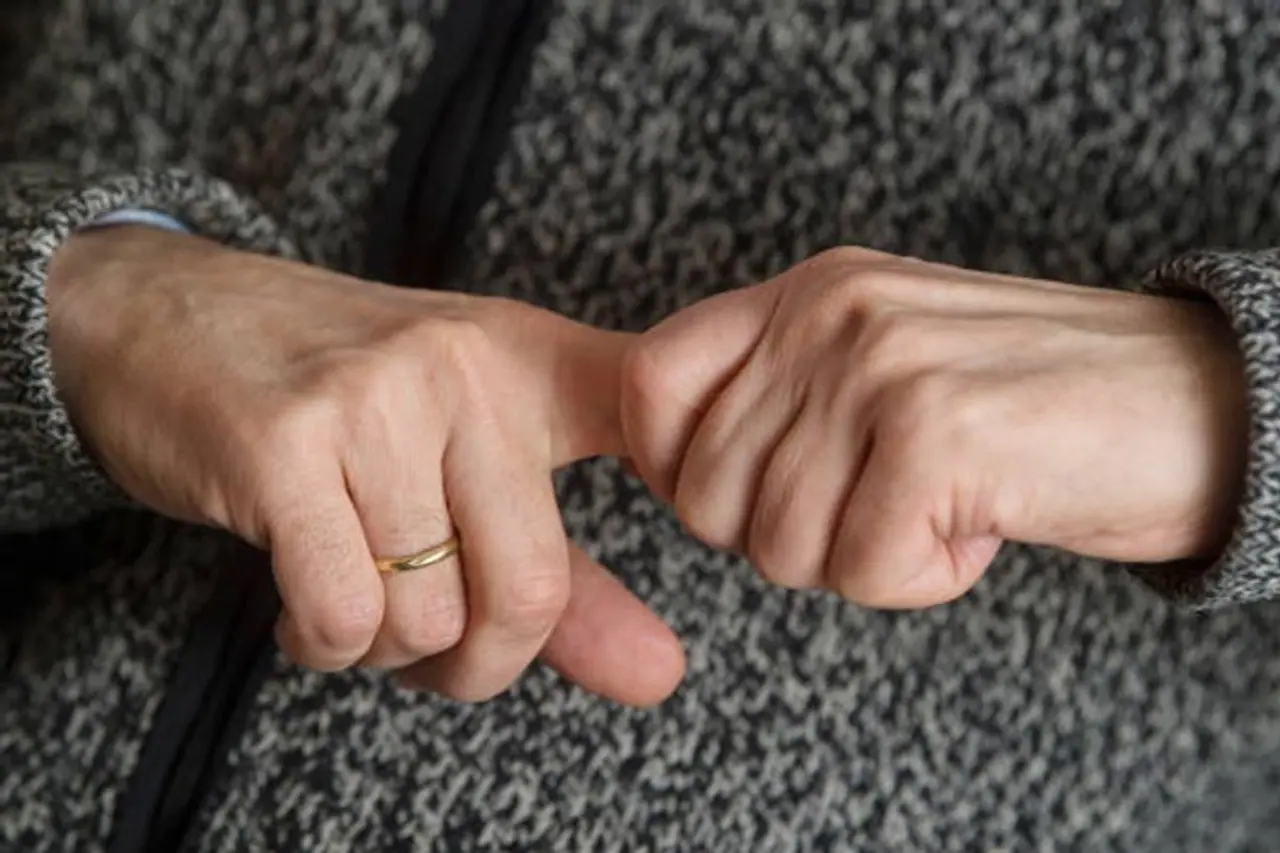 விரல்ல சொடுக்கு போடும் பழக்கத்தை லேசுல நினைக்காதீங்க.. மருத்துவர்கள் சொல்லும் பகீர் தகவல்!!