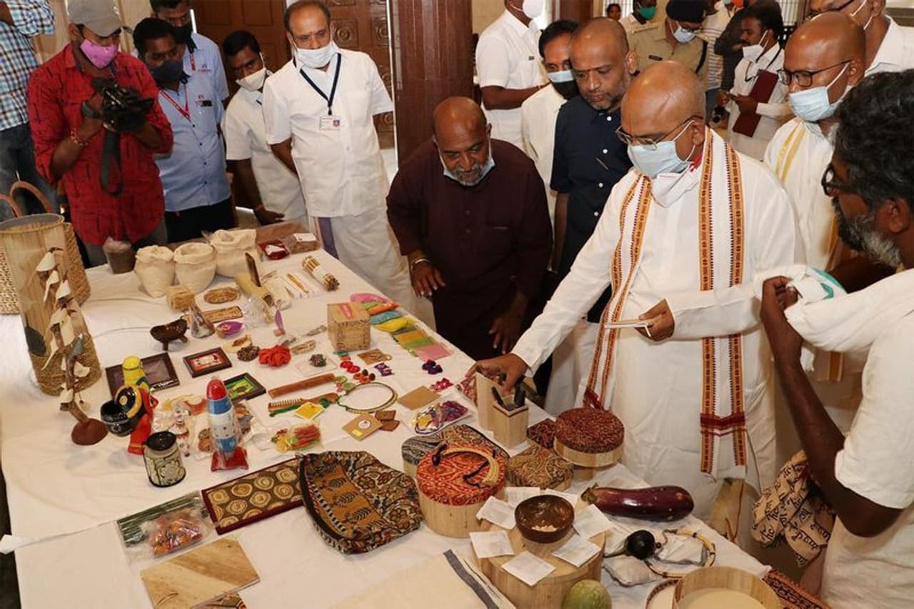 గో ఆధారిత ప్రకృతి వ్యవసాయం ద్వారా పండించిన ఉత్పత్తులతో వండిన సంప్రదాయ భోజనాన్ని శుక్రవారం టిటిడి ఈవో డాక్టర్ కె.ఎస్.జవహర్రెడ్డి స్వీకరించారు. గో ఆధారిత ప్రకృతి వ్యవసాయం ద్వారా పండించిన ఉత్పత్తులతో వండిన సంప్రదాయ భోజనాన్ని శుక్రవారం టిటిడి ఈవో డాక్టర్ కె.ఎస్.జవహర్రెడ్డి స్వీకరించారు.