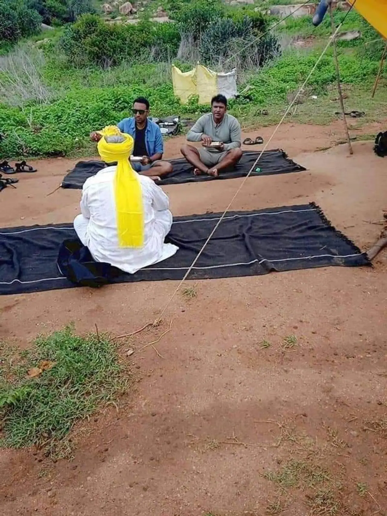 ಕುರಿಗಾಹಿಗಳ ಜತೆ ಕಂಬಳಿ ಮೇಲೆ ಕೂತು ಊಟ ಮಾಡಿದ ಪುನೀತ್ ರಾಜ್ಕುಮಾರ್ ಕುರಿಗಾಹಿಗಳ ಜತೆ ಕಂಬಳಿ ಮೇಲೆ ಕೂತು ಊಟ ಮಾಡಿದ ಪುನೀತ್ ರಾಜ್ಕುಮಾರ್