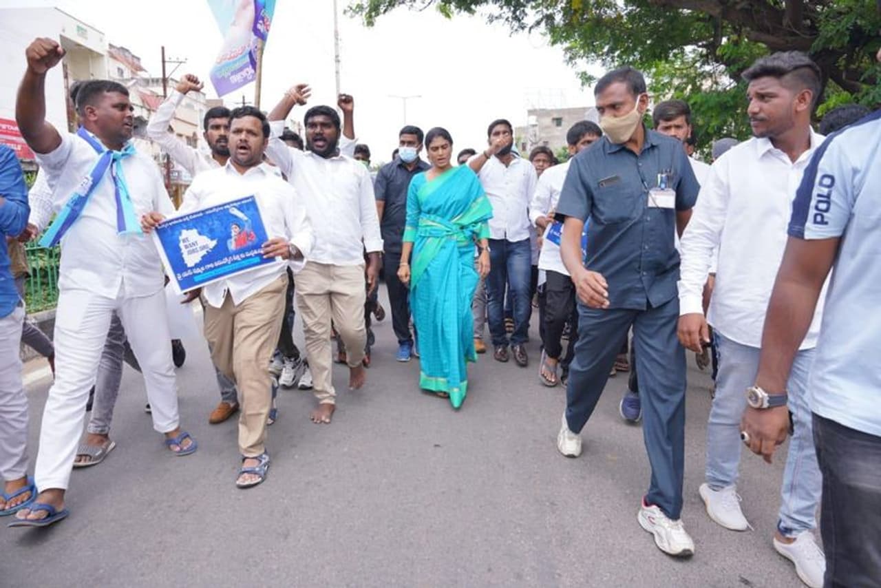 వరంగల్: ప్రభుత్వ ఉద్యోగాల కోసం ప్రయత్నిస్తూ ఎంతకూ ఉద్యోగాల భర్తీకి నోటిఫికేషన్లు వెలువడకపోవడంతో ఇప్పటికే తెలంగాణలో అనేకమంది నిరుద్యోగులు ఆత్మహత్య చేసుకున్నారు. ఇంకెంతో మంది నిరుద్యోగ యువతీ యువకులు ఇప్పటికీ ప్రభుత్వం ఎప్పుడు ఉద్యోగాలు భర్తీ చేస్తుందా అని ఎదురుచూస్తున్నారు. వారందరి తరపున కేసీఆర్ సర్కార్ తో పోరాడుతున్నరు వైఎస్సార్ టిపి అధినేత్రి షర్మిల. వరంగల్: ప్రభుత్వ ఉద్యోగాల కోసం ప్రయత్నిస్తూ ఎంతకూ ఉద్యోగాల భర్తీకి నోటిఫికేషన్లు వెలువడకపోవడంతో ఇప్పటికే తెలంగాణలో అనేకమంది నిరుద్యోగులు ఆత్మహత్య చేసుకున్నారు. ఇంకెంతో మంది నిరుద్యోగ యువతీ యువకులు ఇప్పటికీ ప్రభుత్వం ఎప్పుడు ఉద్యోగాలు భర్తీ చేస్తుందా అని ఎదురుచూస్తున్నారు. వారందరి తరపున కేసీఆర్ సర్కార్ తో పోరాడుతున్నరు వైఎస్సార్ టిపి అధినేత్రి షర్మిల.