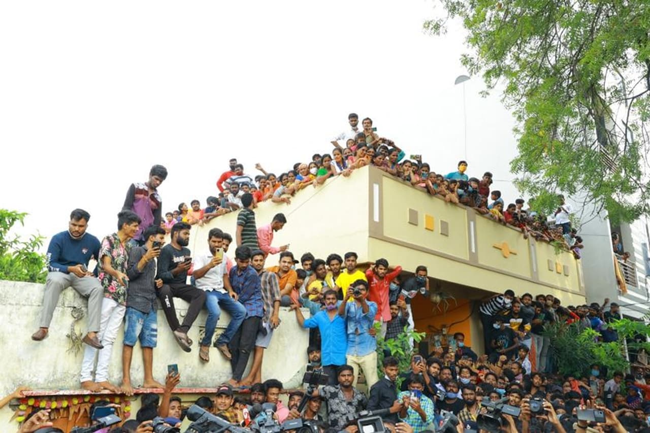 సైదాబాద్ వచ్చిన పవన్ను చూసేందుకు డాబాలు ఎక్కిన జనం.. అదుపు చేసేందుకు భద్రతా సిబ్బంది అవస్థలు సైదాబాద్ వచ్చిన పవన్ను చూసేందుకు డాబాలు ఎక్కిన జనం.. అదుపు చేసేందుకు భద్రతా సిబ్బంది అవస్థలు