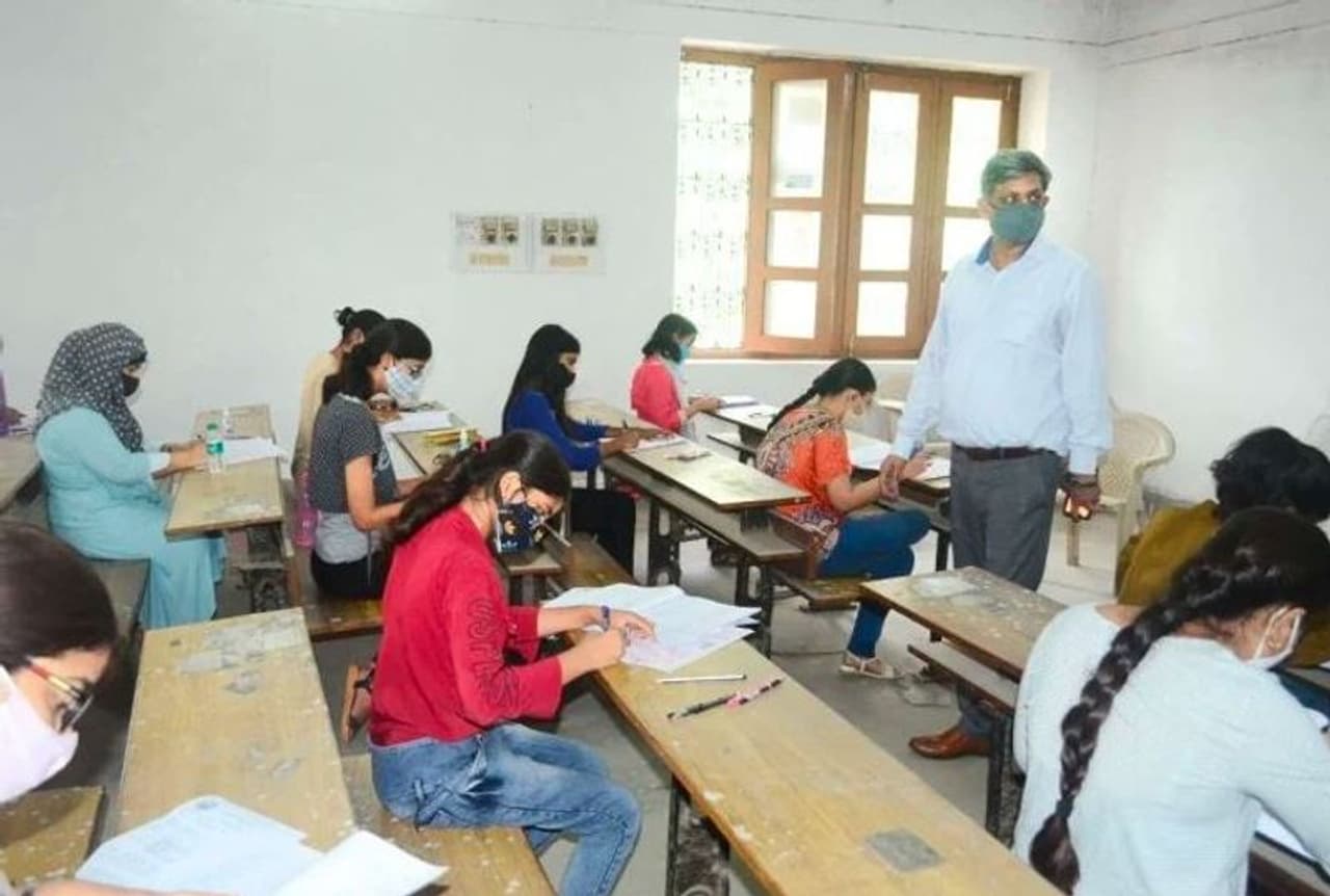 காத்திருக்கும் 7300 கவுரவ விரிவுரையாளர்கள்.! குட் நியூஸ் வருமா.?