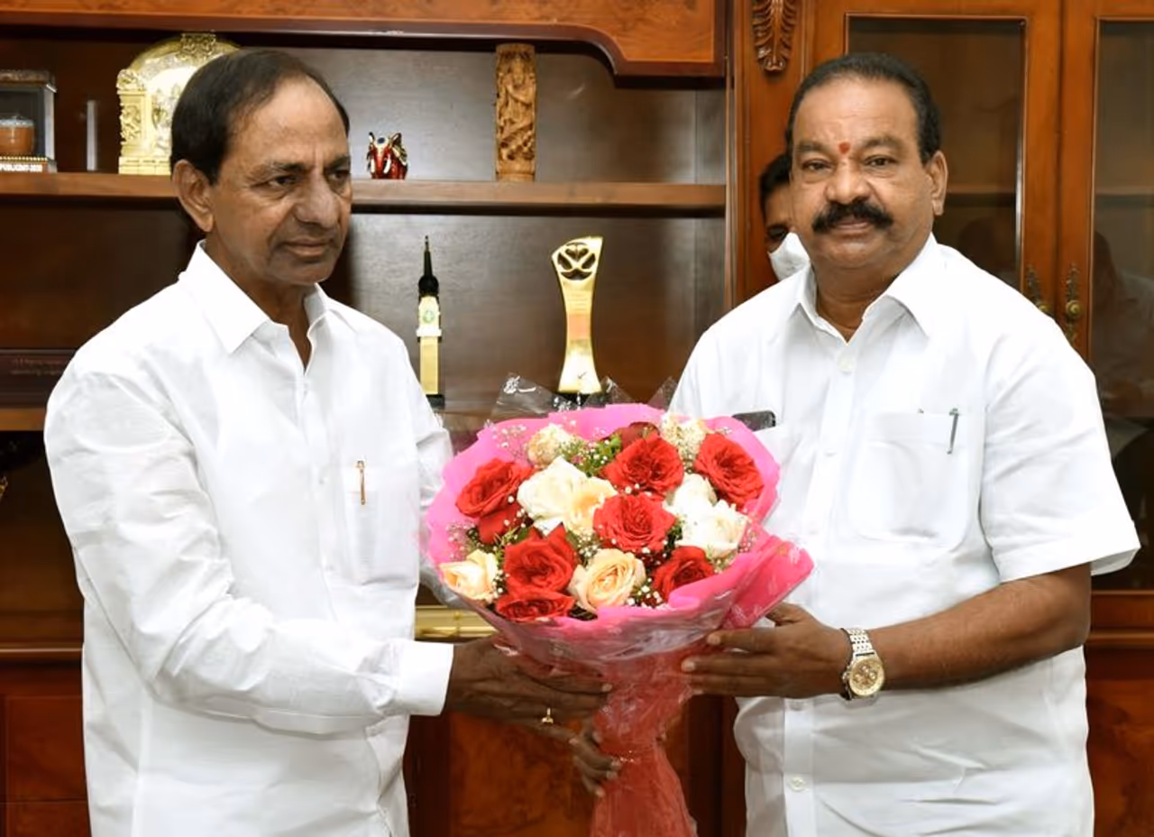 తిరుమల తిరుపతి దేవస్థానం బోర్డు సభ్యులుగా నియమతులైన సందర్భంగా... కోరుట్ల శాసనసభ్యులు కల్వకుంట్ల విద్యాసాగర్ రావు మంగళవారం ప్రగతిభవన్లో ముఖ్యమంత్రి కె.చంద్రశేఖర్ రావును మర్యాద పూర్వకంగా కలిశారు. తిరుమల తిరుపతి దేవస్థానం బోర్డు సభ్యులుగా నియమతులైన సందర్భంగా... కోరుట్ల శాసనసభ్యులు కల్వకుంట్ల విద్యాసాగర్ రావు మంగళవారం ప్రగతిభవన్లో ముఖ్యమంత్రి కె.చంద్రశేఖర్ రావును మర్యాద పూర్వకంగా కలిశారు.