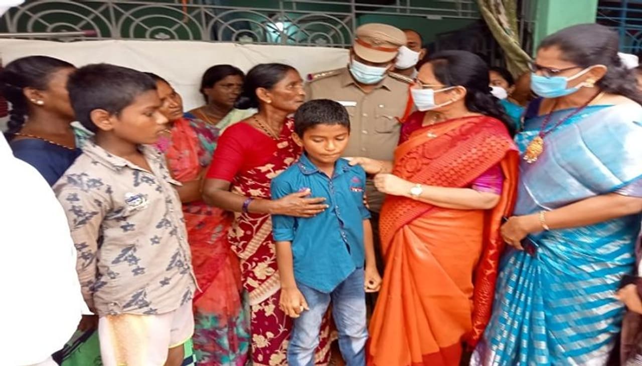 vasireddy padma with atmakur victims family vasireddy padma with atmakur victims family