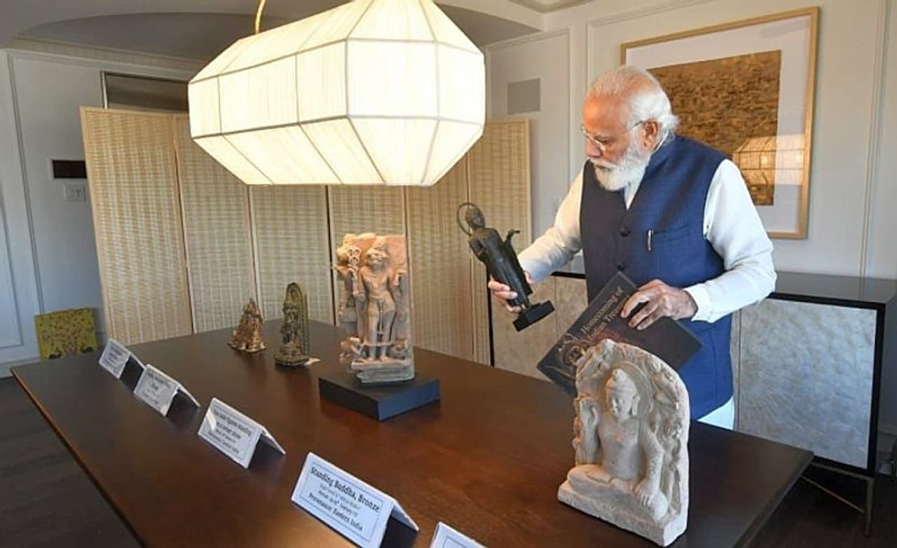 <p>Image: Prime Minister Narendra Modi examines one of the antiques that will be returning with him to India from the United States</p>