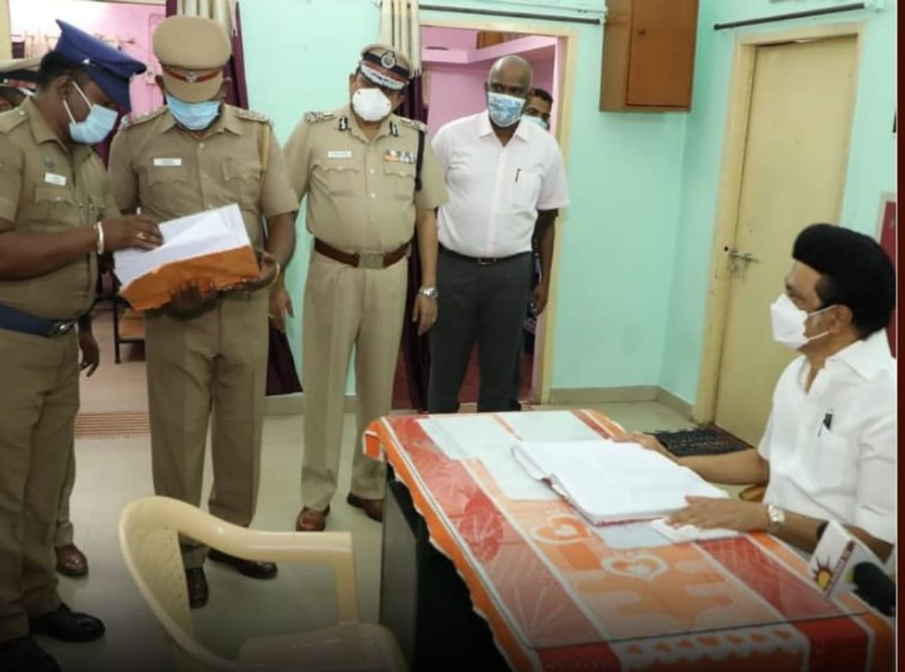 <p></i>Image: Tamil Nadu Chief Minister carrying out inspection at the Adhiyamankottai police station</i></p> <p></i>Image: Tamil Nadu Chief Minister carrying out inspection at the Adhiyamankottai police station</i></p>