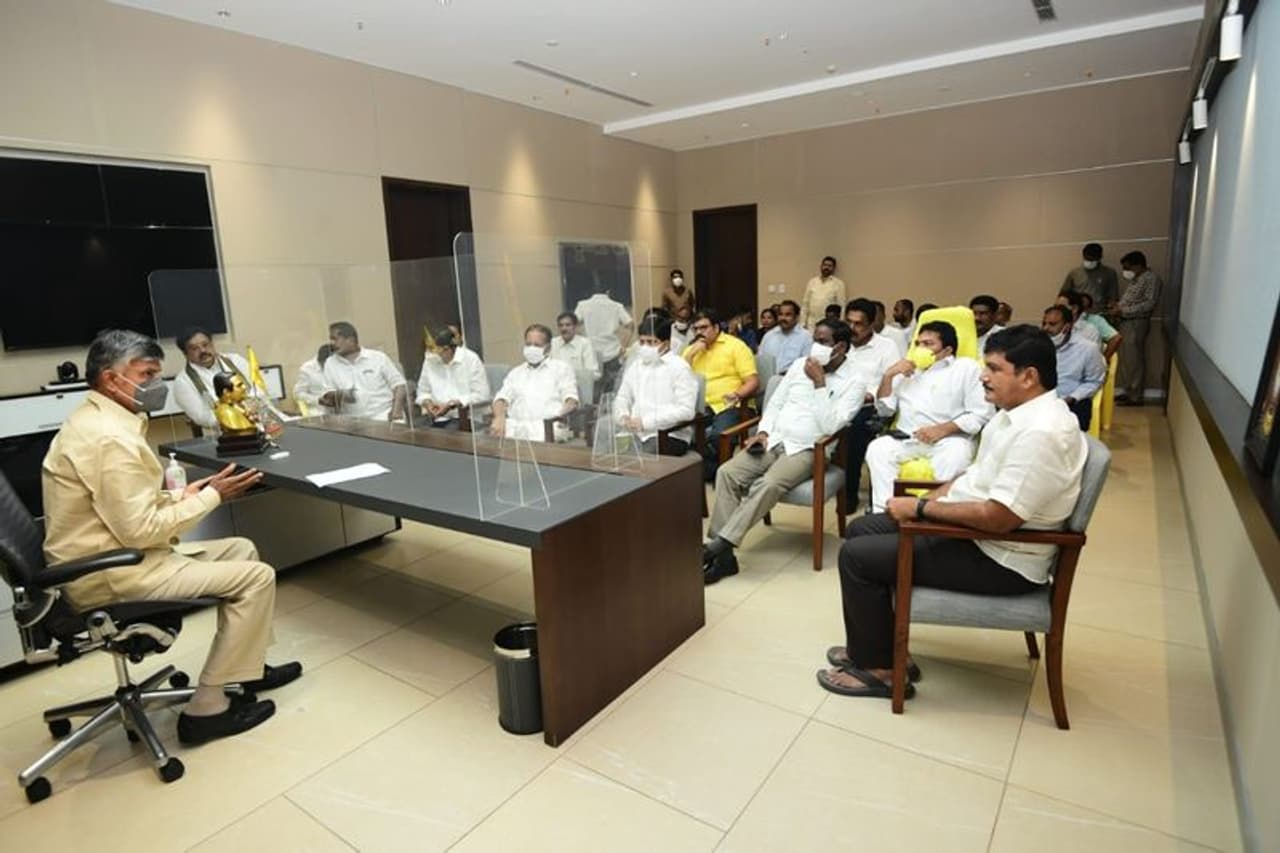 వైసీపీ కార్యకర్తల దాడి అనంతరం పార్టీ ముఖ్యనేతలతో టీడీపీ అధినేత చంద్రబాబు కీలక భేటీ వైసీపీ కార్యకర్తల దాడి అనంతరం పార్టీ ముఖ్యనేతలతో టీడీపీ అధినేత చంద్రబాబు కీలక భేటీ