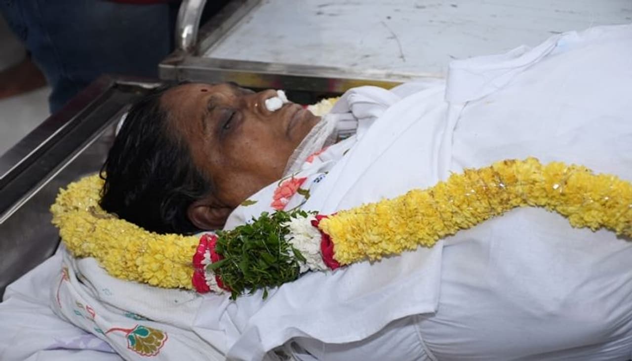 telangana minister V. Srinivas Gowda s mother died in hyderabad