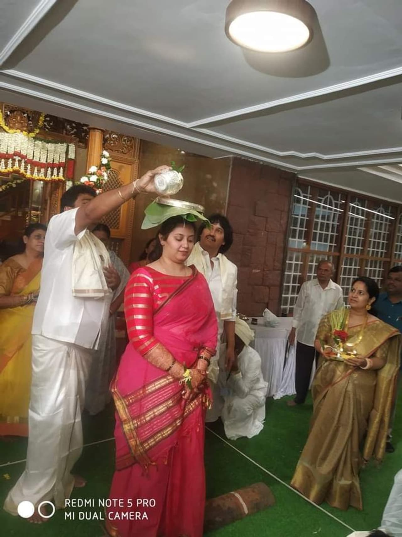 ಬೆಂಗಳೂರು ನಗರದ ಅರಮನೆ ಮೈದಾನದಲ್ಲಿ ಮಾಜಿ ಸಚಿವ ಕುಮಾರ್ ಬಂಗಾರಪ್ಪ ಅವರ ಪುತ್ರಿ ದಾಂಪತ್ಯ ಜೀವನಕ್ಕೆ ಕಾಲಿಟ್ಟಿದ್ದಾರೆ. ಲಾವಣ್ಯ ಕುಮಾರ್ ಬಂಗಾರಪ್ಪ ಹಾಗೂ ವಿಕ್ರಮಾದಿತ್ಯ ಅಥೆಲಿ ಎಂಬುವವರ ಜೊತೆಗೆ ವೈವಾಹಿಕ ಜೀವನಕ್ಕೆ ಕಾಲಿರಿಸಿದ್ದಾರೆ. ಇವರ ಮದ್ವೆ ಗಣ್ಯಾತಿಗಣ್ಯರು ಸಾಕ್ಷಿಯಾದರು. ಬೆಂಗಳೂರು ನಗರದ ಅರಮನೆ ಮೈದಾನದಲ್ಲಿ ಮಾಜಿ ಸಚಿವ ಕುಮಾರ್ ಬಂಗಾರಪ್ಪ ಅವರ ಪುತ್ರಿ ದಾಂಪತ್ಯ ಜೀವನಕ್ಕೆ ಕಾಲಿಟ್ಟಿದ್ದಾರೆ. ಲಾವಣ್ಯ ಕುಮಾರ್ ಬಂಗಾರಪ್ಪ ಹಾಗೂ ವಿಕ್ರಮಾದಿತ್ಯ ಅಥೆಲಿ ಎಂಬುವವರ ಜೊತೆಗೆ ವೈವಾಹಿಕ ಜೀವನಕ್ಕೆ ಕಾಲಿರಿಸಿದ್ದಾರೆ. ಇವರ ಮದ್ವೆ ಗಣ್ಯಾತಿಗಣ್ಯರು ಸಾಕ್ಷಿಯಾದರು.