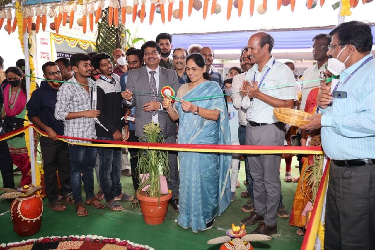 ಕೇಂದ್ರ ಕೃಷಿ ಮತ್ತು ರೈತರ ಕಲ್ಯಾಣ ರಾಜ್ಯ ಸಚಿವೆ ಶೋಭಾ ಕರಂದ್ಲಾಜೆಯವರು ಇಂದು (ನ.13) ಗಾಂಧಿ ಕೃಷಿ ವಿಜ್ಞಾನ ಕೇಂದ್ರ, ಬೆಂಗಳೂರು ಆಯೋಜಿಸಿರುವ 'ಕೃಷಿ ಮೇಳ 2021' ಕ್ಕೆ ಭೇಟಿ ನೀಡಿದರು. ಕೃಷಿಕರು, ಕೃಷಿ ಆಸಕ್ತರೊಂದಿಗೆ ಸಂವಾದ ನಡೆಸಿದರು.