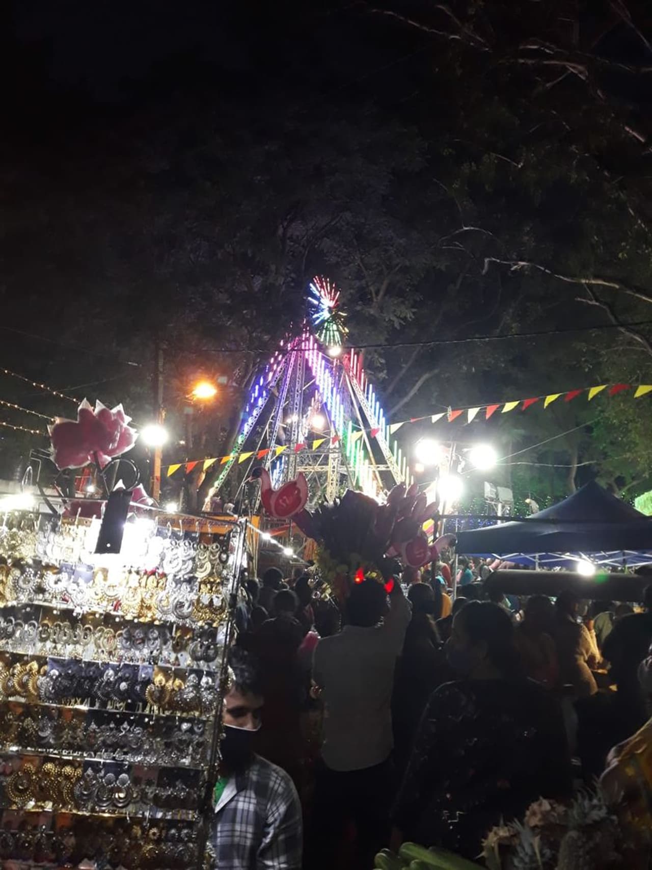 ಕೊರೋನಾ ಹಿನ್ನೆಲೆಯಲ್ಲಿ ಸ್ಥಗಿತಗೊಂಡಿದ್ದ ಕಡಲೇಕಾಯಿ ಪರಿಷೆ ಎರಡು ವರ್ಷಗಳ ಬಳಿಕ ಬಂದಿದೆ. ಬೆಂಗಳೂರಿನ ಬಸವನಗುಡಿ ಸಂಪ್ರದಾಯಿಕ ಕಡಲೆ ಕಾಯಿ ಪರಿಷೆಯಲ್ಲಿ ಬಣ್ಣ–ಬಣ್ಣದ ಅಟಿಕೆ ಸಮಾನುಗಳು, ವೆರೈಟಿ ಬಡವರ ಬಾದಾಮಿ ಕಡಲೆ ಕಾಯಿ, ತಿಂಡಿ, ತಿನ್ನಿಸುಗಳು ಹಾಗೂ ಕಲರ್ ಫುಲ್ ಝಗಮಗಿಸುವ ದೀಪದ ಅಲಂಕಾರ ಕಣ್ಮನ ಸೆಳೆಯುತ್ತಿದೆ. ಕೊರೋನಾ ಹಿನ್ನೆಲೆಯಲ್ಲಿ ಸ್ಥಗಿತಗೊಂಡಿದ್ದ ಕಡಲೇಕಾಯಿ ಪರಿಷೆ ಎರಡು ವರ್ಷಗಳ ಬಳಿಕ ಬಂದಿದೆ. ಬೆಂಗಳೂರಿನ ಬಸವನಗುಡಿ ಸಂಪ್ರದಾಯಿಕ ಕಡಲೆ ಕಾಯಿ ಪರಿಷೆಯಲ್ಲಿ ಬಣ್ಣ–ಬಣ್ಣದ ಅಟಿಕೆ ಸಮಾನುಗಳು, ವೆರೈಟಿ ಬಡವರ ಬಾದಾಮಿ ಕಡಲೆ ಕಾಯಿ, ತಿಂಡಿ, ತಿನ್ನಿಸುಗಳು ಹಾಗೂ ಕಲರ್ ಫುಲ್ ಝಗಮಗಿಸುವ ದೀಪದ ಅಲಂಕಾರ ಕಣ್ಮನ ಸೆಳೆಯುತ್ತಿದೆ.