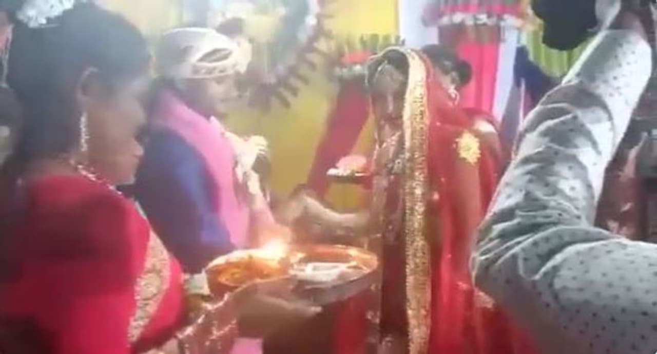 UP man puts sindoor on her maang in front of groom UP man puts sindoor on her maang in front of groom