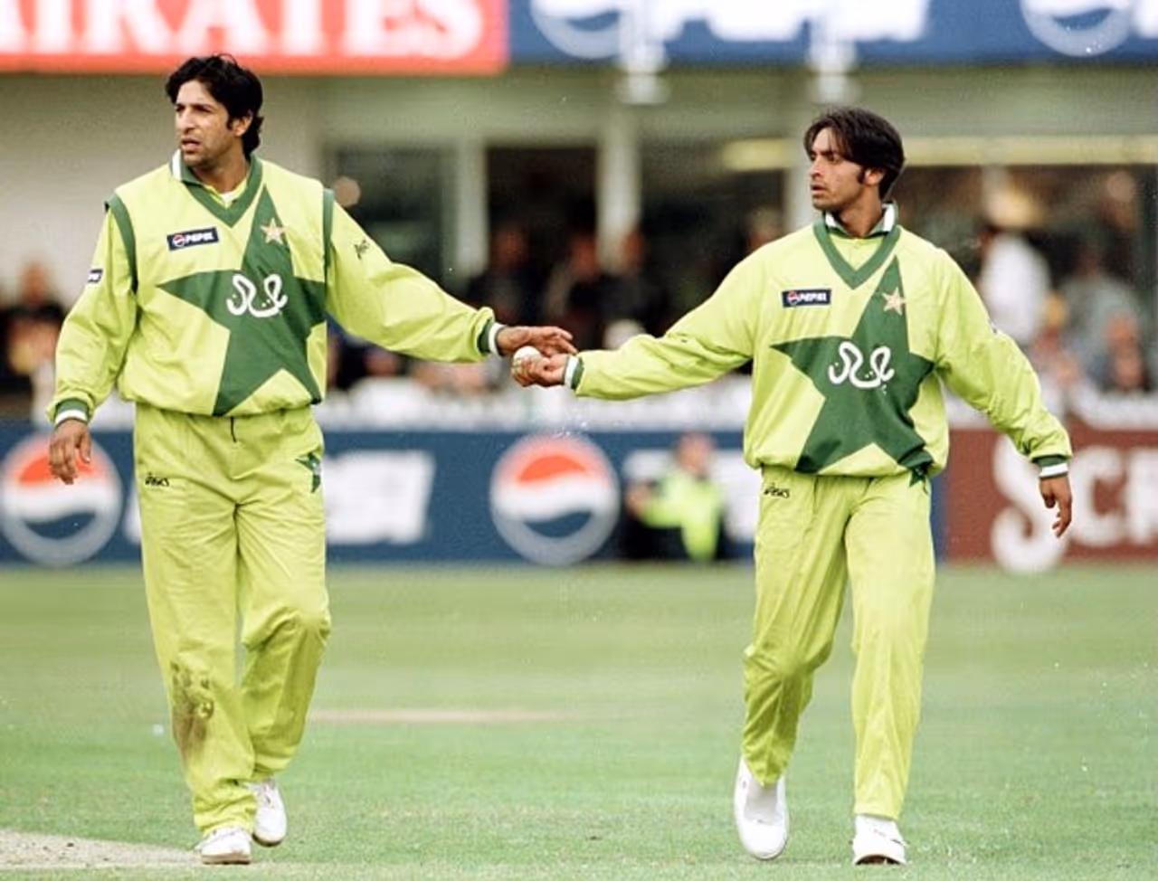 টেস্ট ক্রিকেটে ওয়াসিম আক্রমের রেকর্ড ভেঙে দিয়ে নতুন নজির গড়লেন মিচেল স্টার্ক