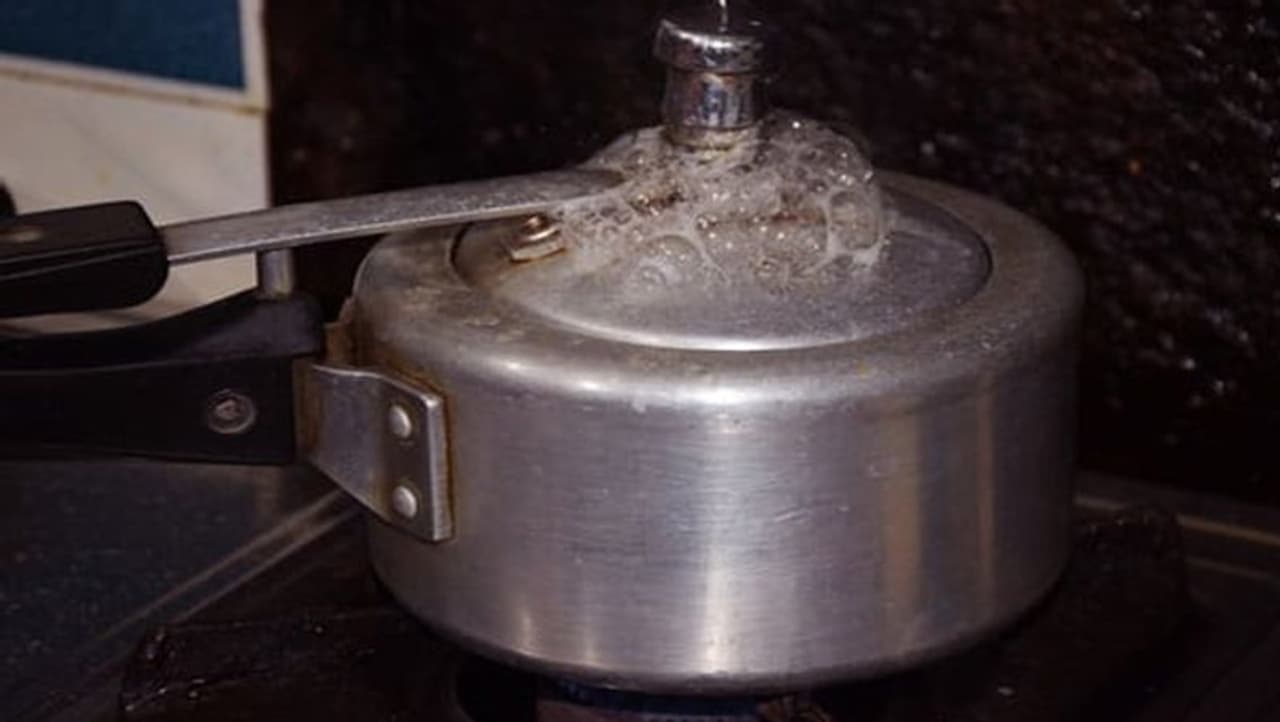 প্রেসার কুকার থেকে জল লিক ​​করলে কী করবেন?