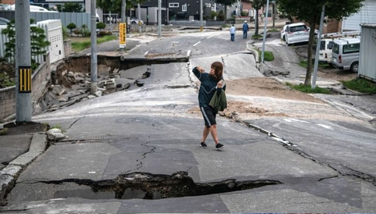 'রেমাল' ভয় যেতে না যেতেই এবার ভূমিকম্প! 'রেমাল' ভয় যেতে না যেতেই এবার ভূমিকম্প!