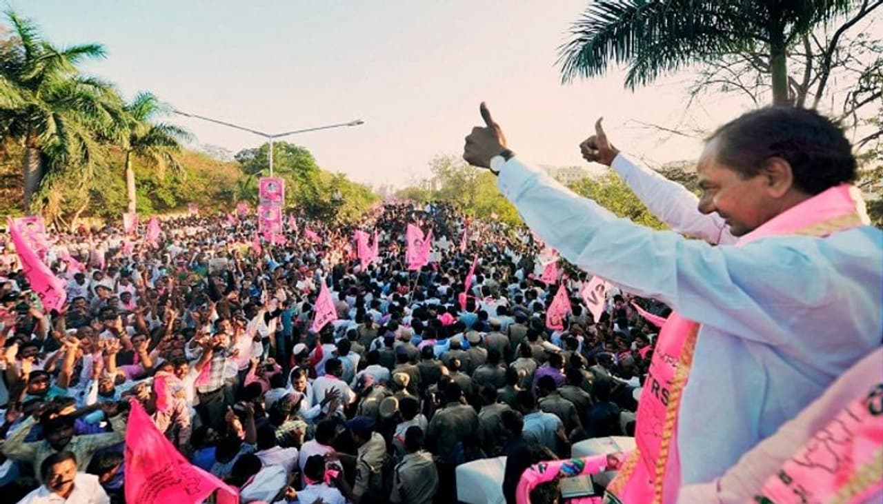 MLC Kavitha shared KCR photos on Twitter