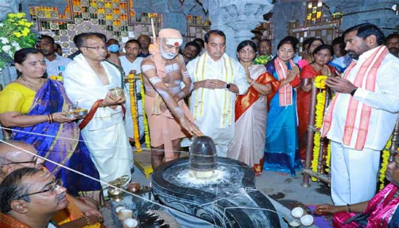 CM KCR Perfoms First pooja At Shivalayam in Yadadri Temple