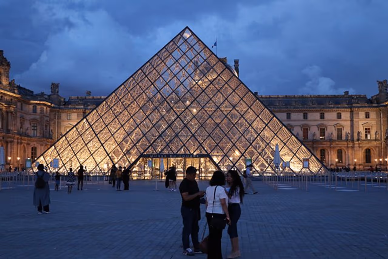 লুভর জাদুঘরে দুঃসাহসিক চুরি