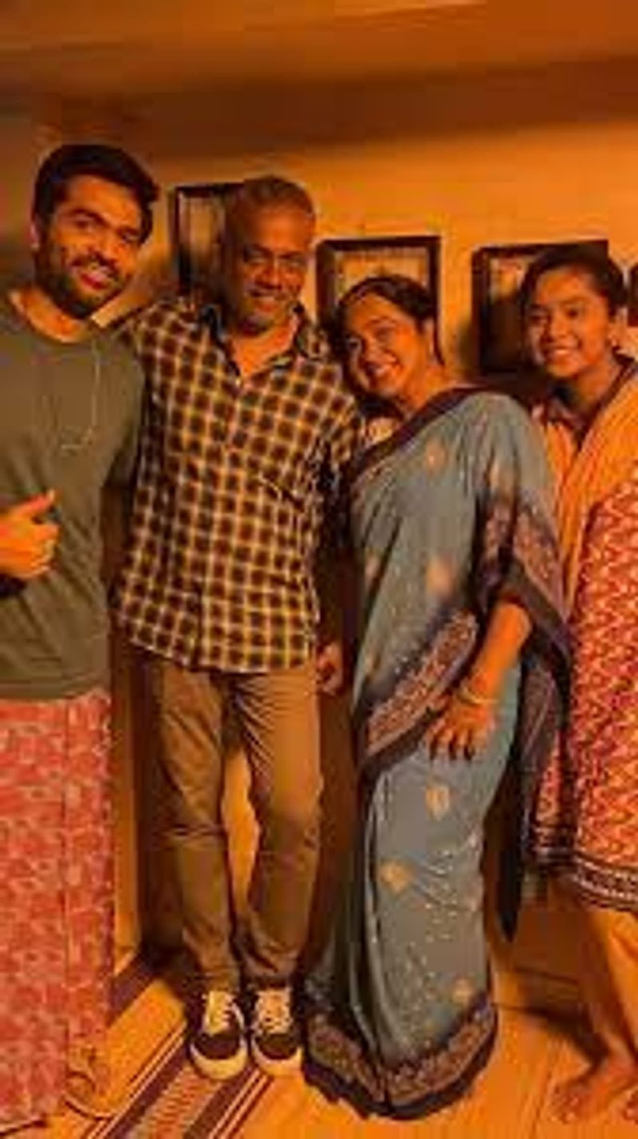 Venthu Thaninthathu Kaadu