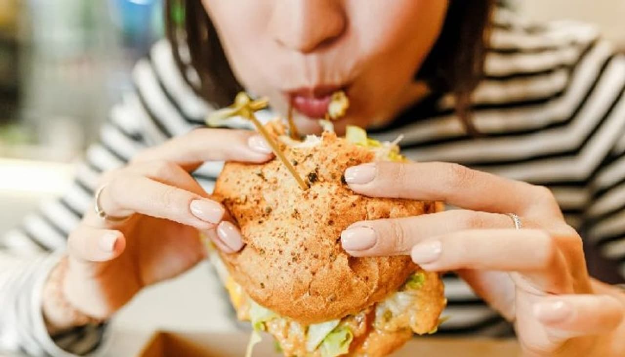 ಸಂಜೆ 7 ಗಂಟೆಯ ನಂತರ ಇವುಗಳನ್ನು ತಿನ್ನಲೇಬೇಡಿ : ಸಂಜೆ 7 ಗಂಟೆಯ ನಂತರ ಇವುಗಳನ್ನು ತಿನ್ನಲೇಬೇಡಿ :