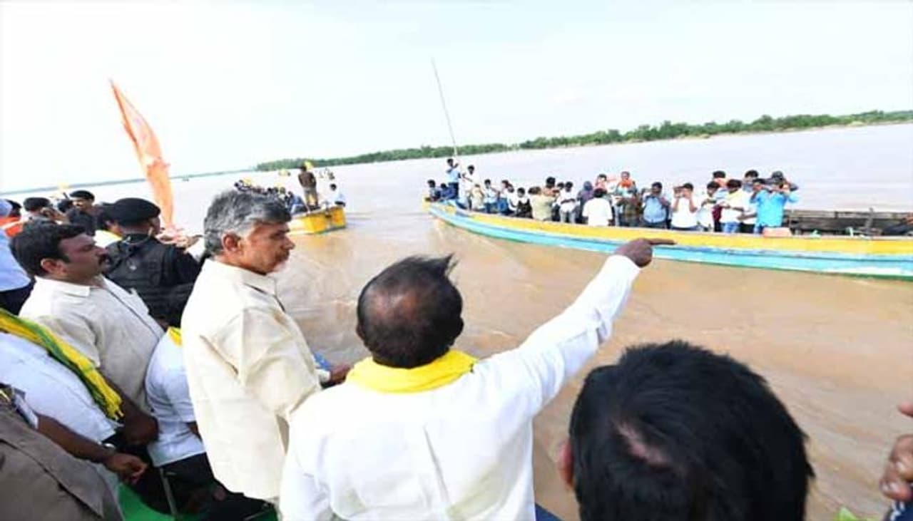 TDP Chief Chandrababu Naidu Visits Godavari Flood Affected villages in West Godavari district TDP Chief Chandrababu Naidu Visits Godavari Flood Affected villages in West Godavari district