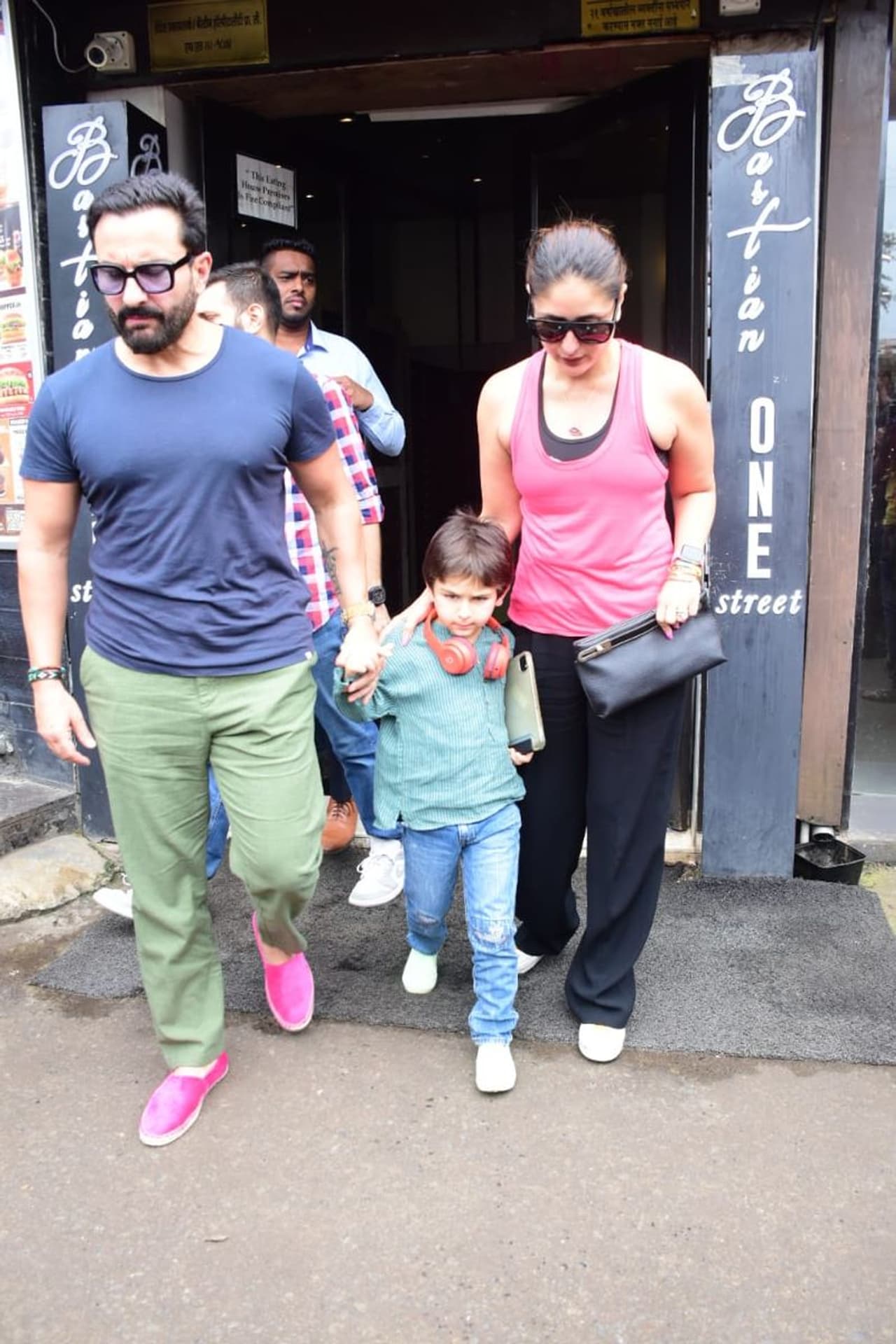 Kareena Saif taimur spotted at bandra Kareena Saif taimur spotted at bandra