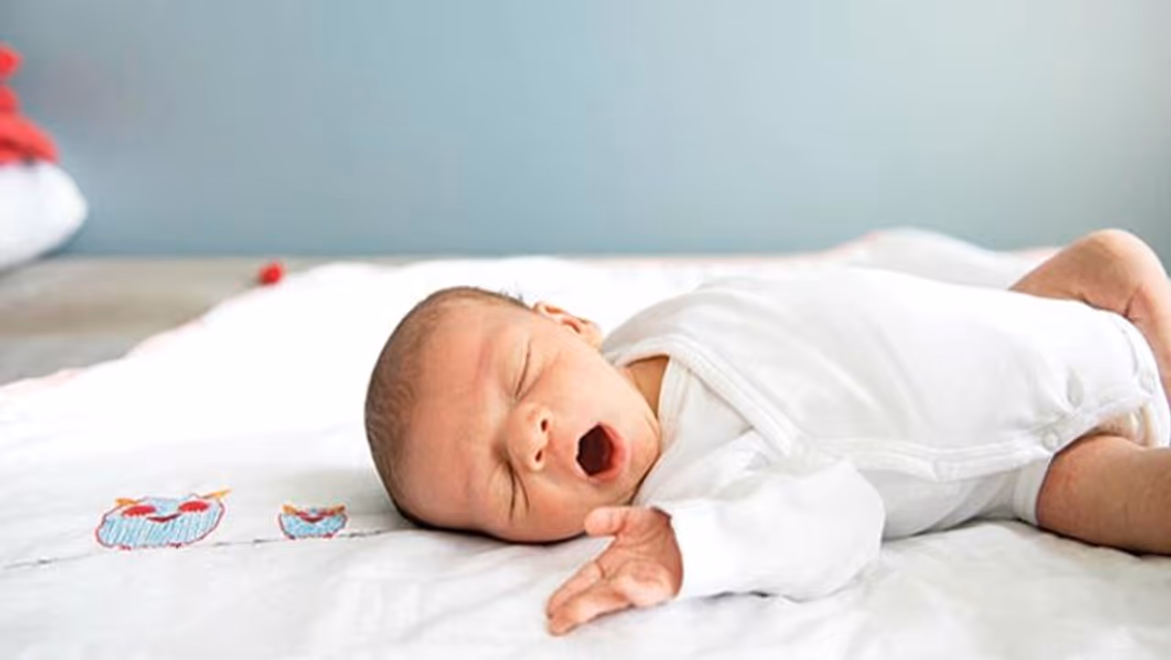 பெரியவர்களை போல 'குழந்தைகள்' தலையணை வைத்து தூங்கலாமா? முக்கிய தகவல்