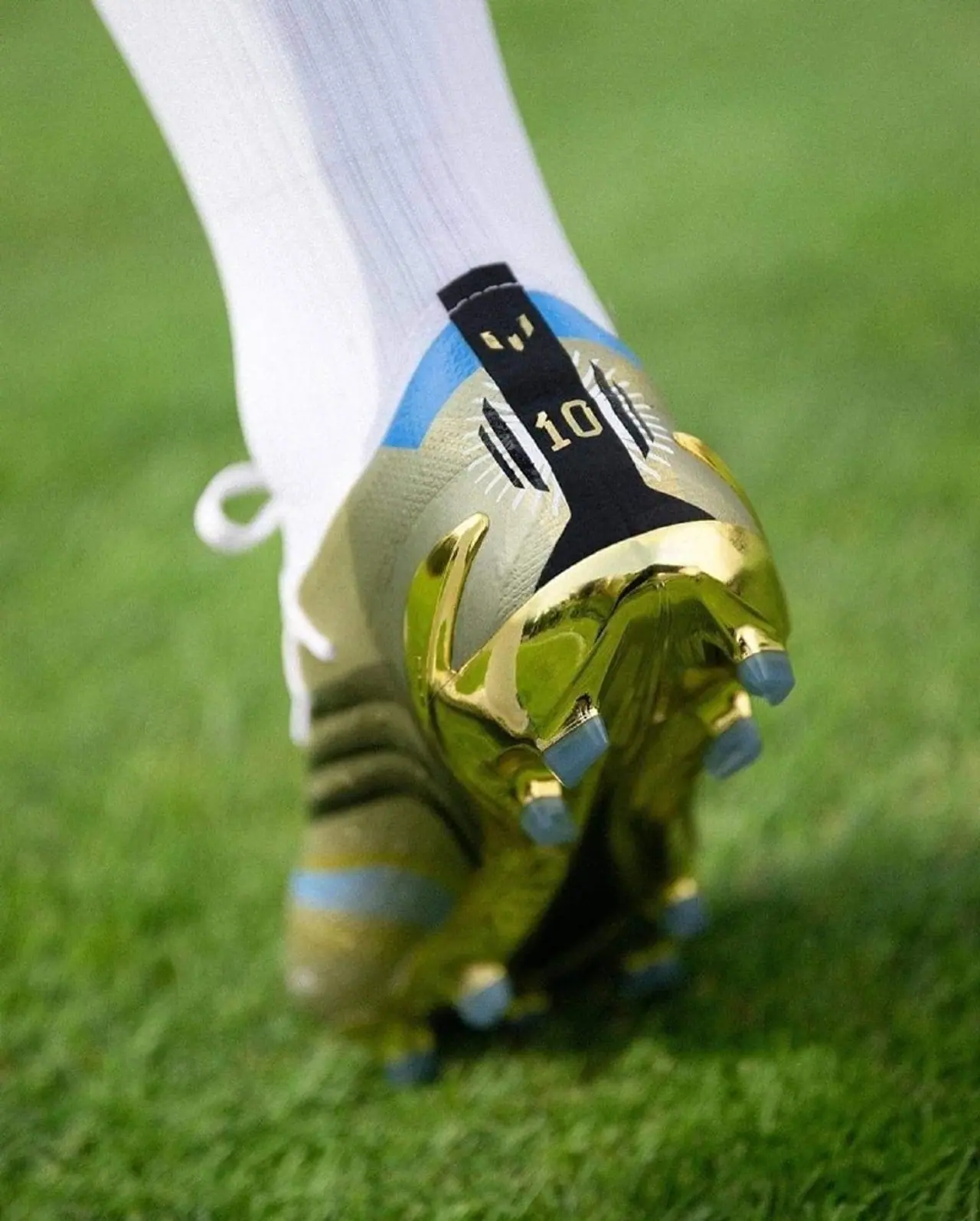 কাতারে এবার এই বুট পরেই খেলবেন বিশ্বের অন্যতম সেরা ফুটবলার লিওনেল মেসি