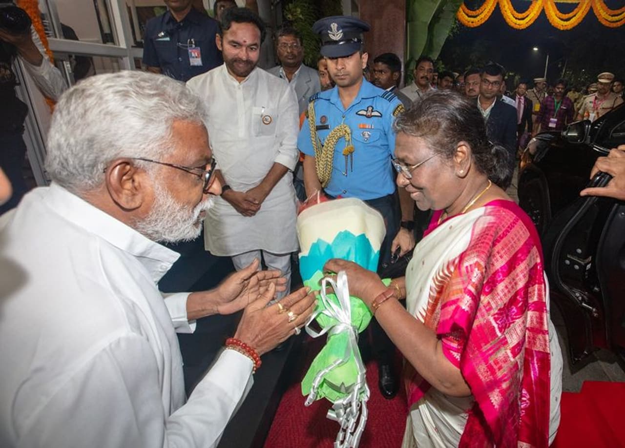 president murmu visits droupadi murmu