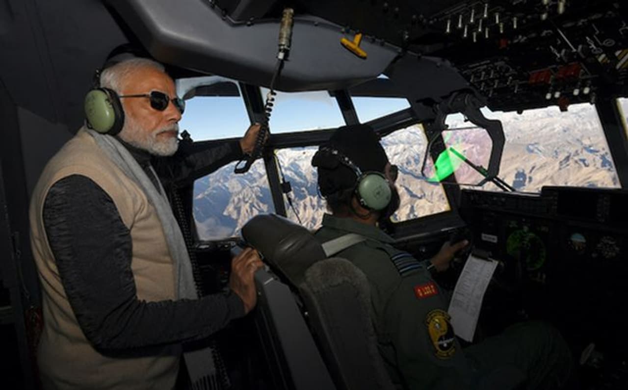 কার্গিলের পথে প্রধানমন্ত্রী মোদী কার্গিলের পথে প্রধানমন্ত্রী মোদী