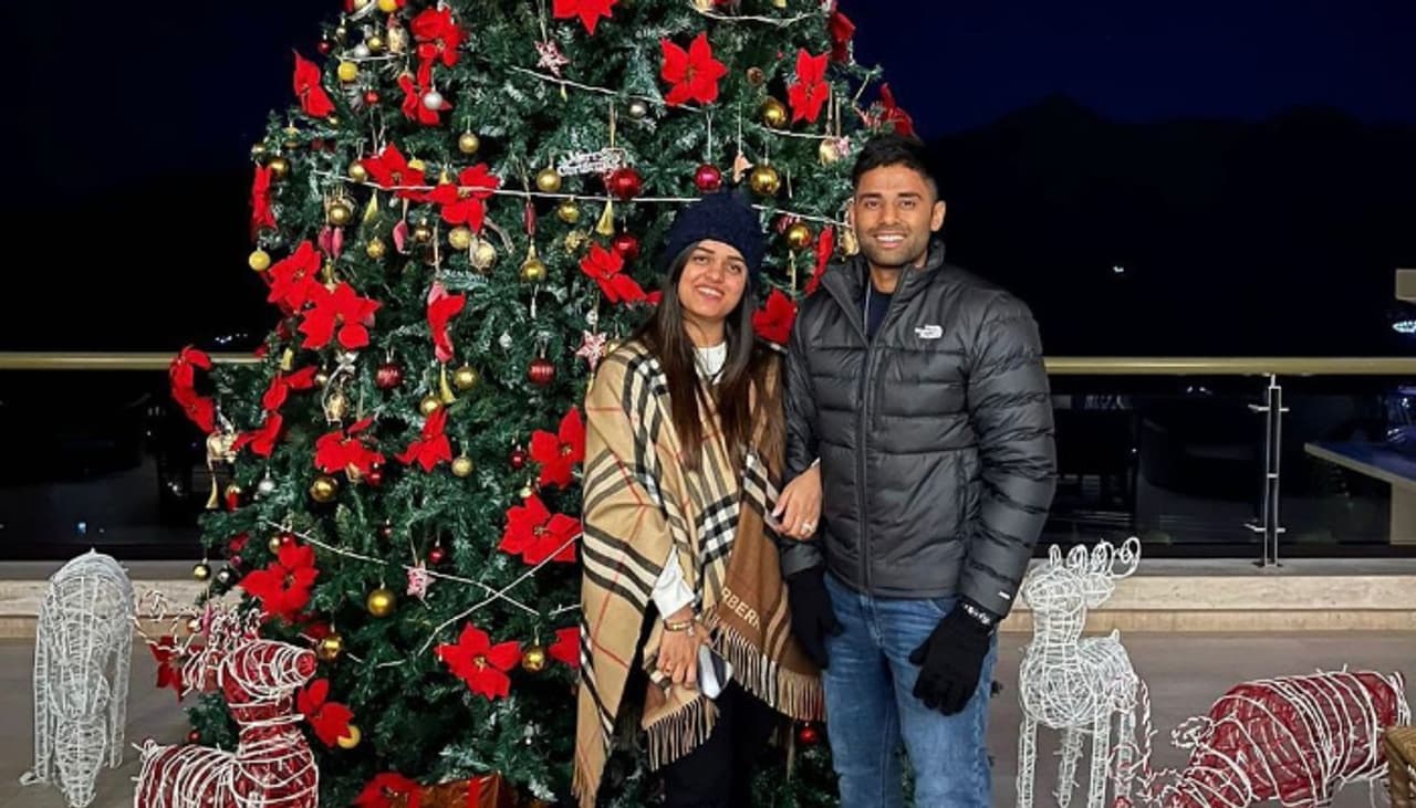 কলেজের একটি অনুষ্ঠানে দেবীশা শেট্টির সঙ্গে আলাপ হয় সূর্যকুমার যাদবের