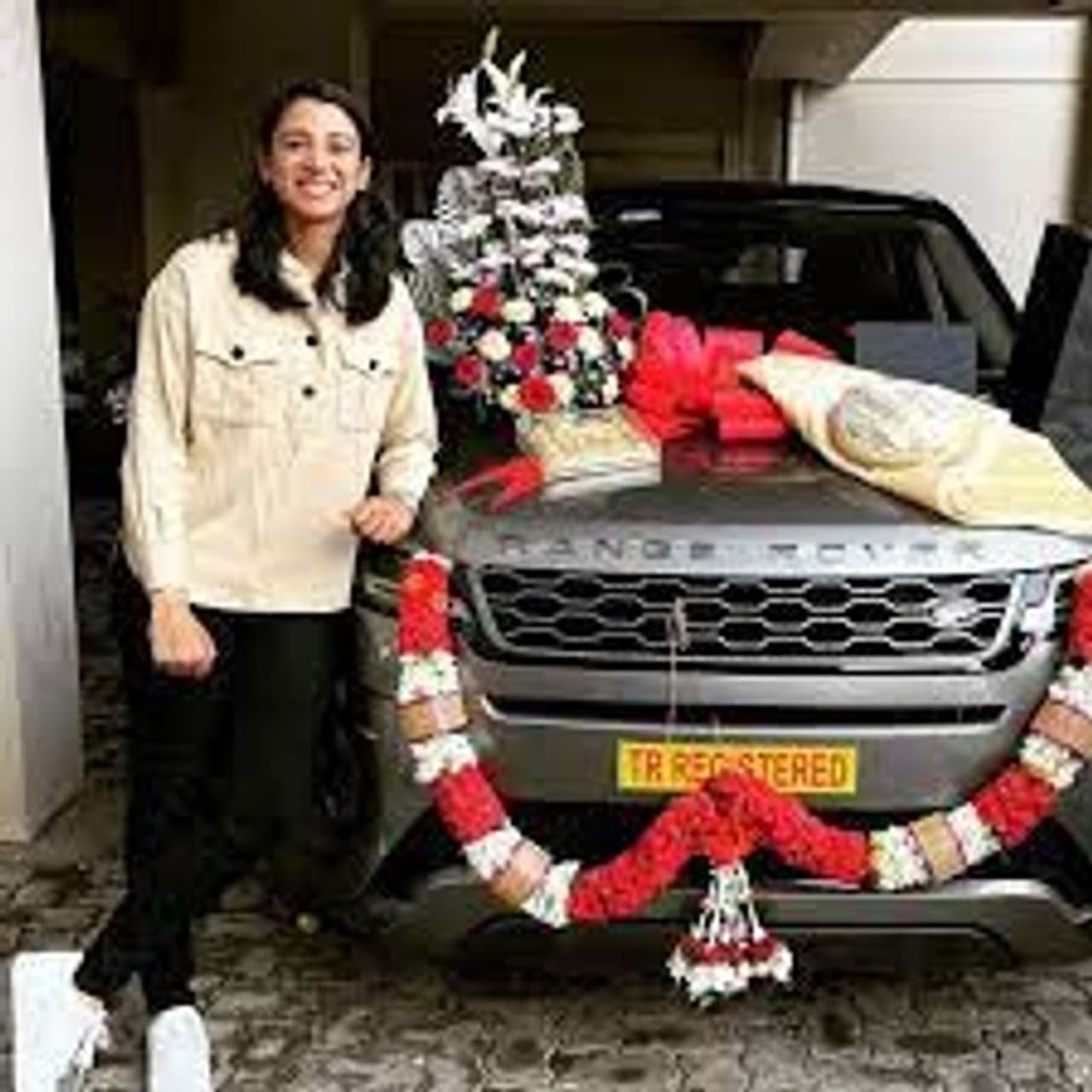 ಸ್ಮೃತಿ ಮಂದಾನ Range rover: